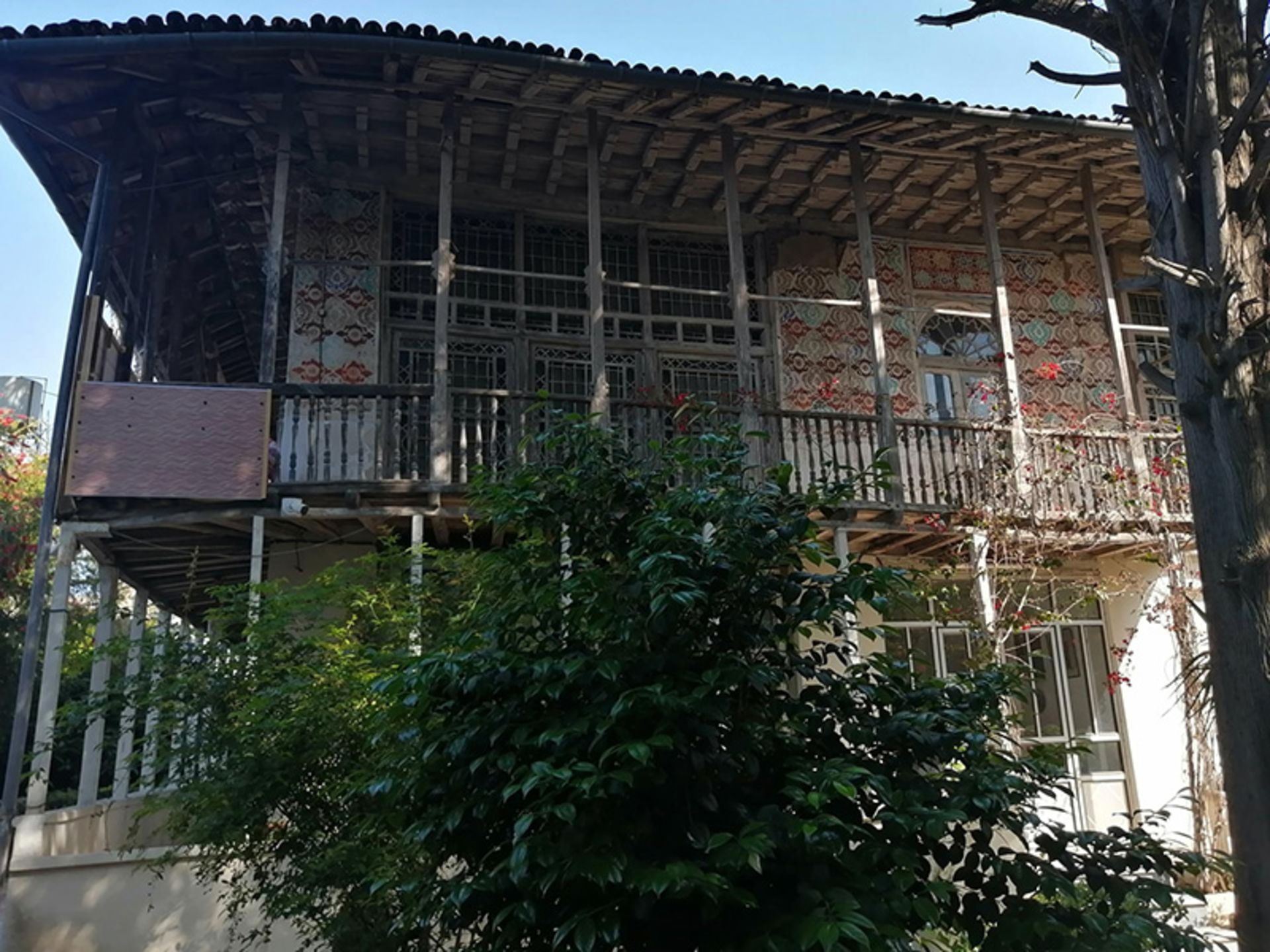 حیاط و ساختمان زیبای خانه منجم باشی لنگرود