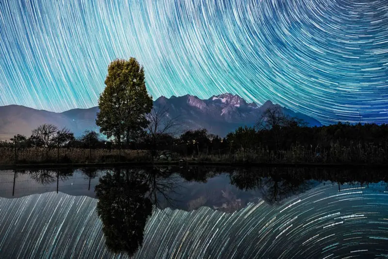 بارش شهابی جوزایی در آسمان شب لی‌جیانگ چین