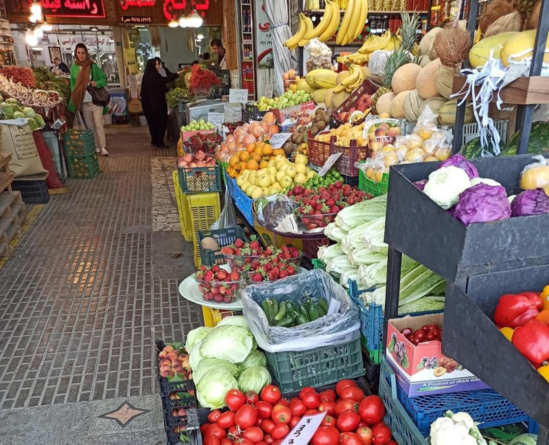 میوه و صیفی جات در بازار روز محمودآباد