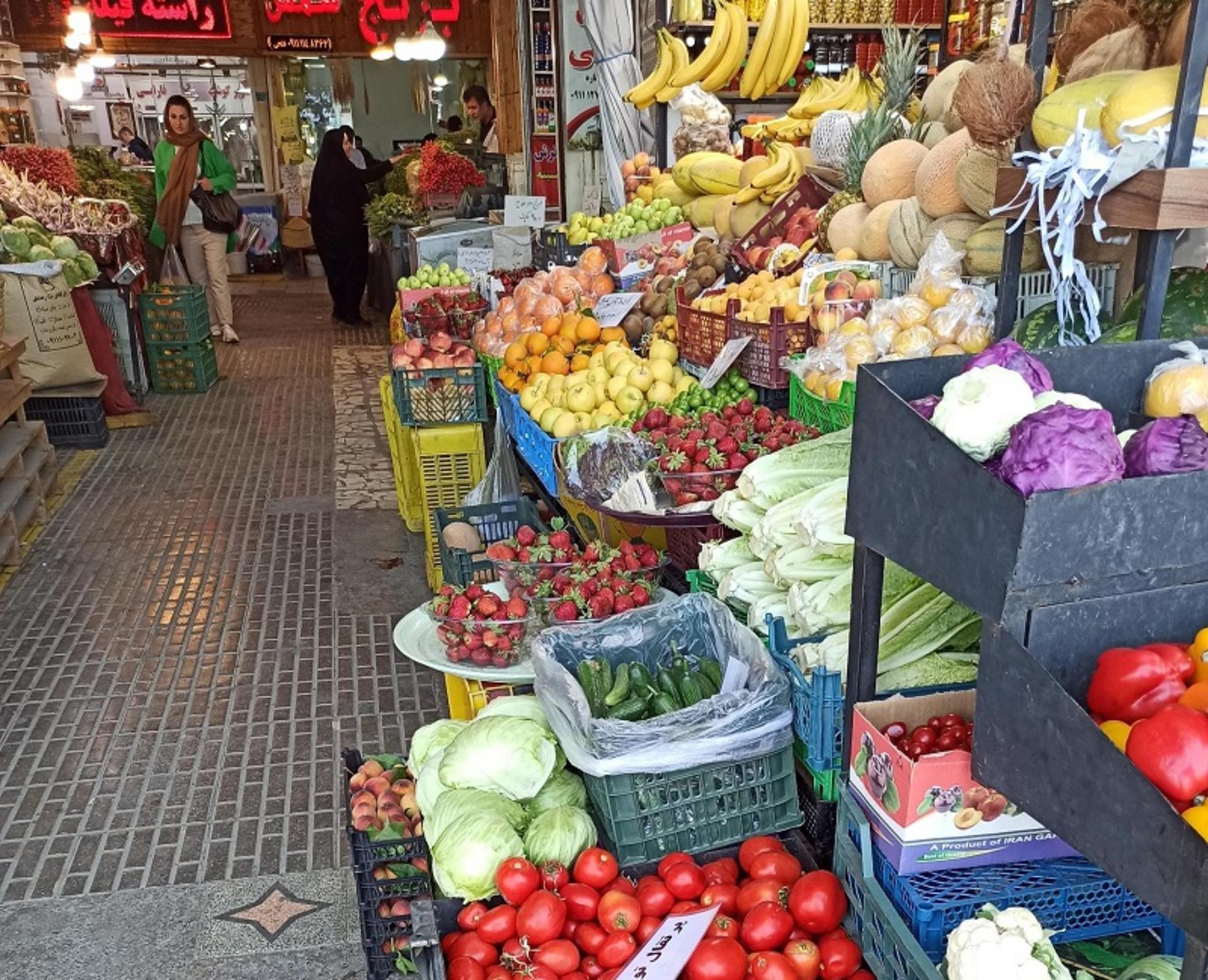 میوه و صیفی جات در بازار روز محمودآباد