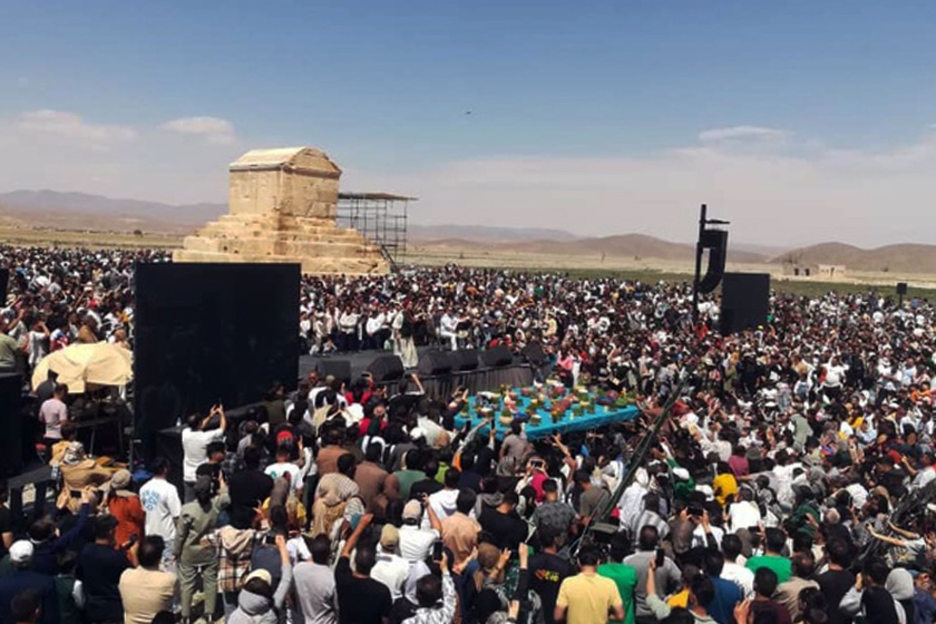 تحویل سال ۱۴۰۴ در کنار مقبره کوروش
