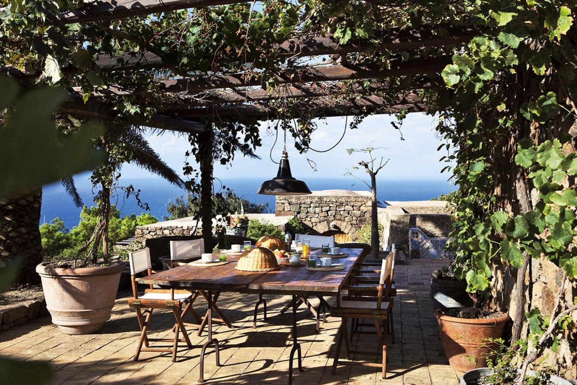 آلاچیق چوبی اقامتگاه تنوتا بورجیا رو به دریا