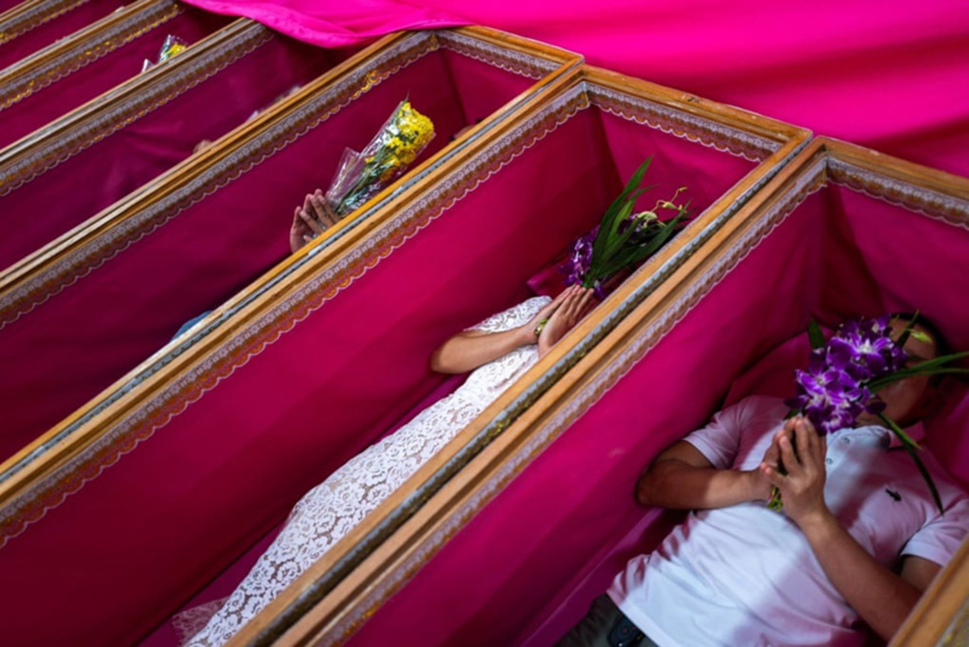 مراسم آیینی خوابیدن در تابوت برای دفع بدشانسی در تایلند