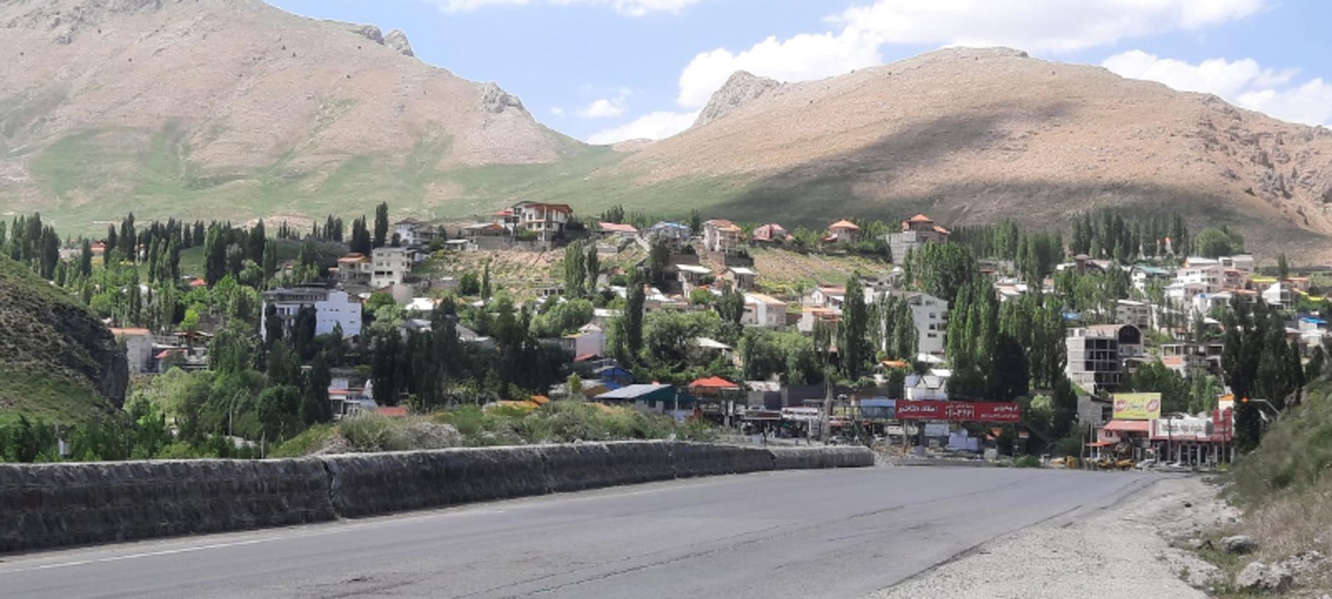 خانه های روستای پلور در دامنه سرسبز کوه