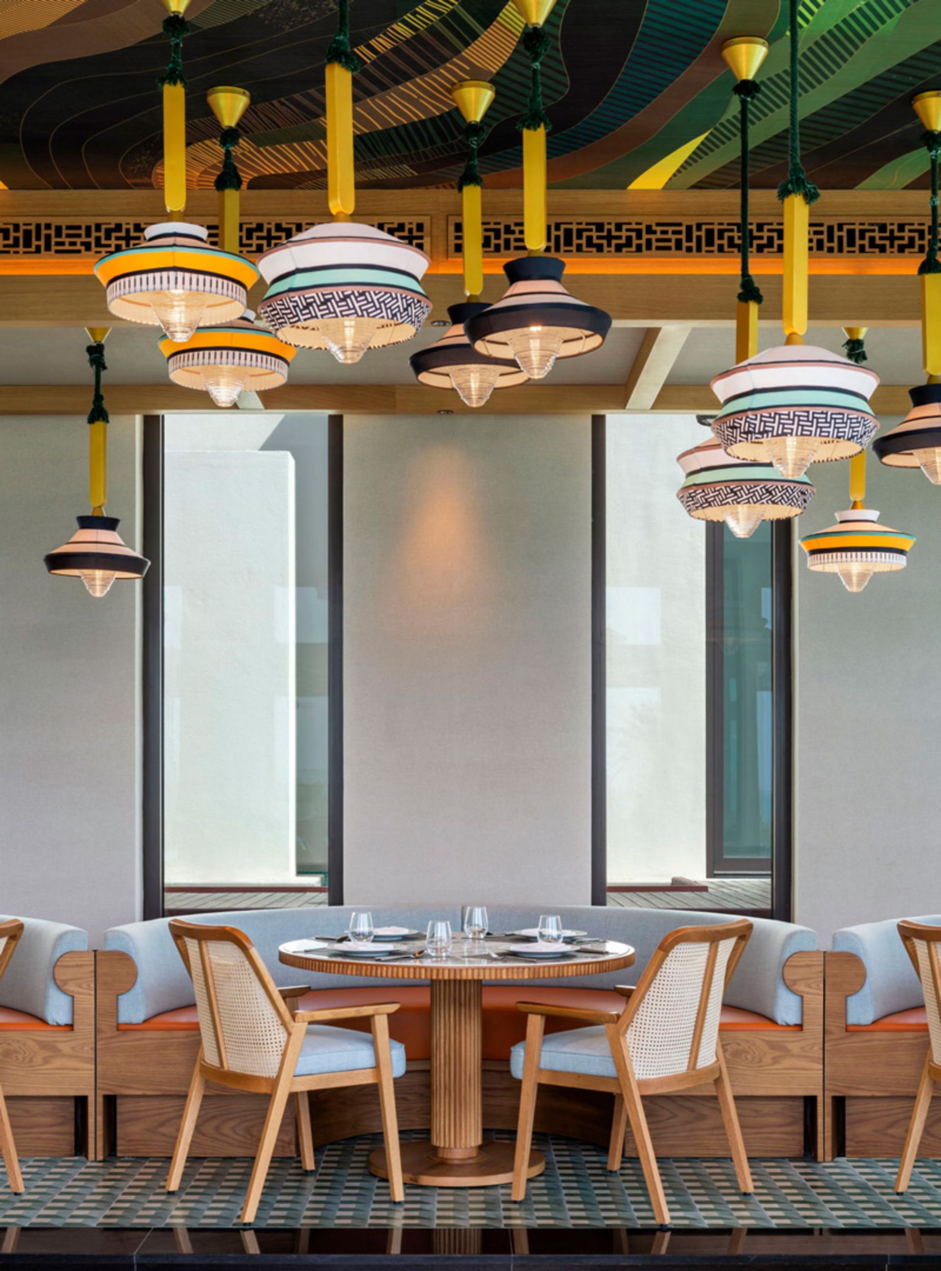 پنجره‌های سالن اصلی رستوران سنتایا در ابوظبی