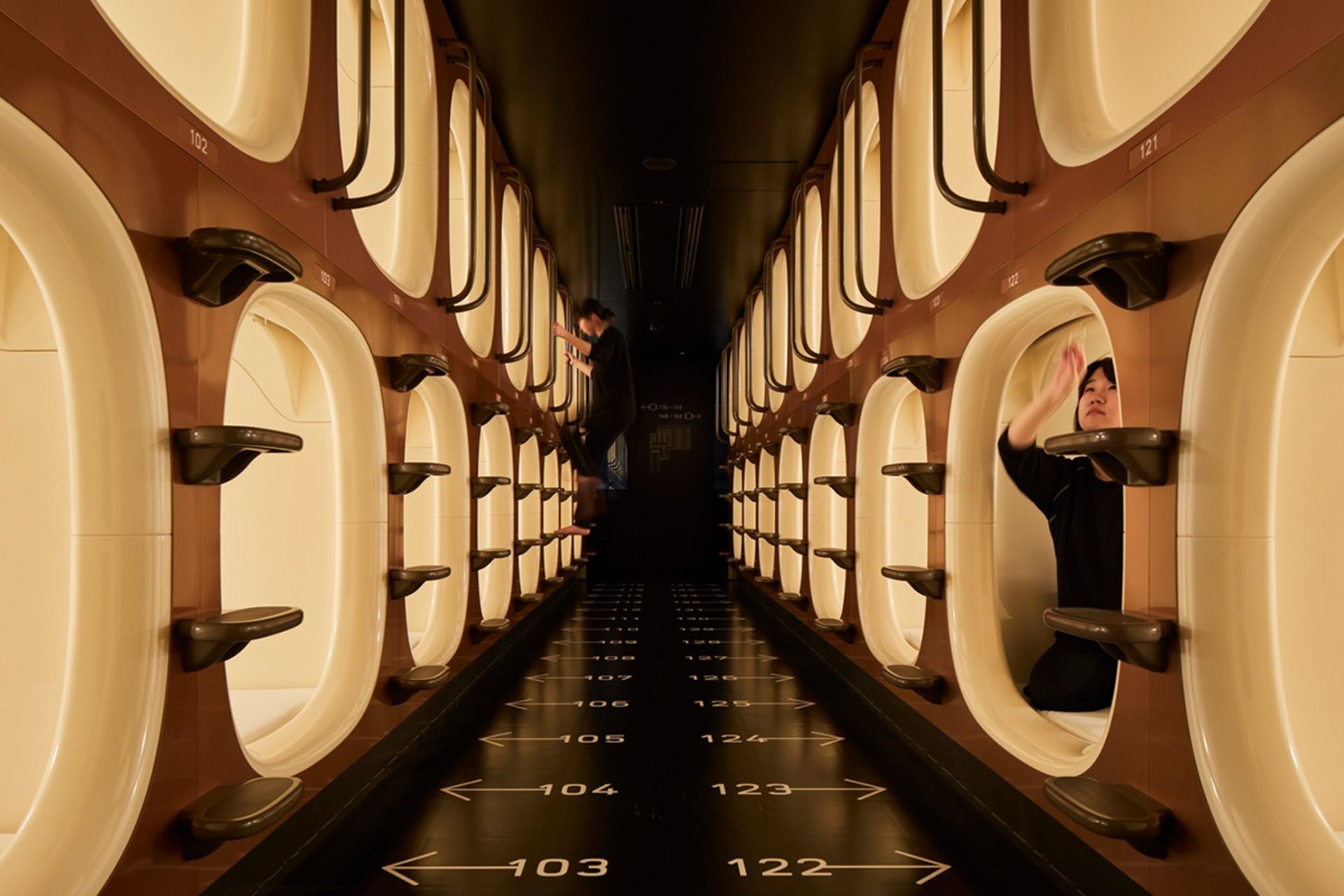 مسافران در هتل های کپسولی