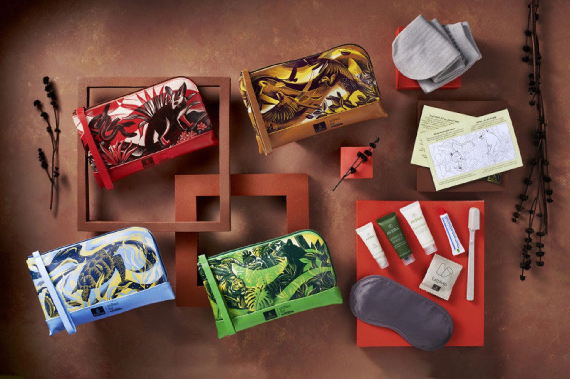 نمای باز از محتویات بسته کلاس پریمیوم اکونومی