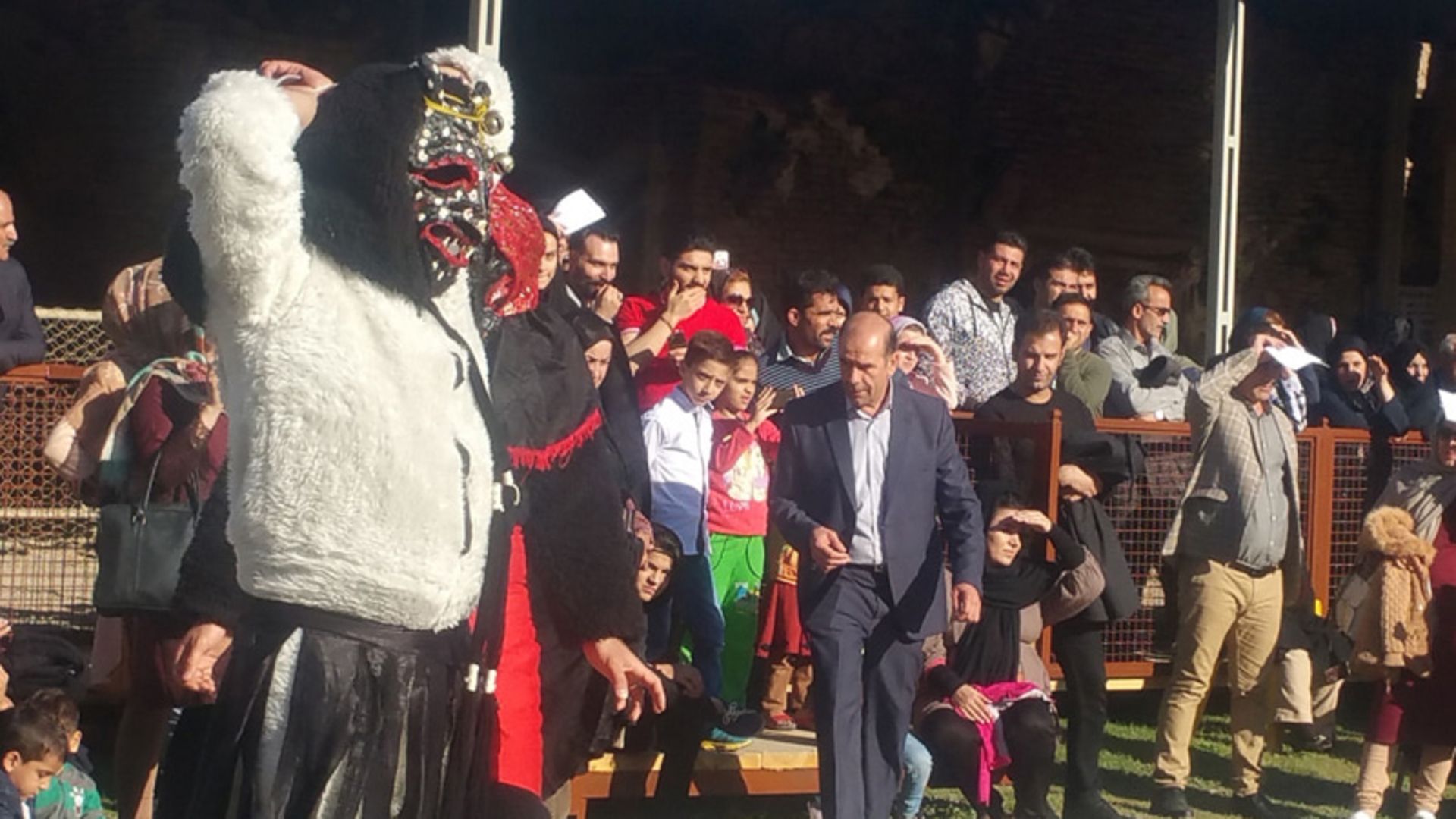 مردم روستای حصارخروان در مراسم تعزیه