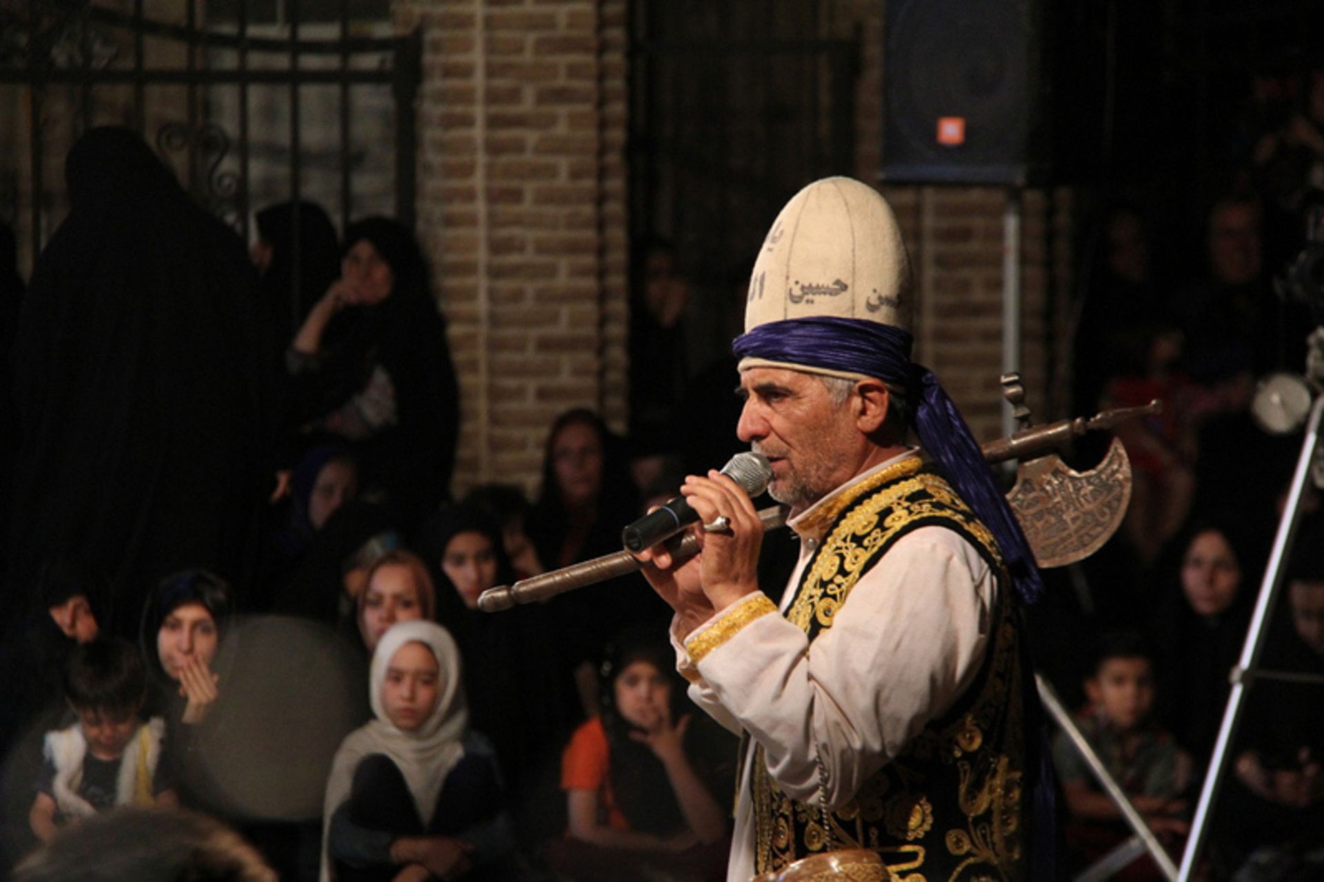 تعزیه خوان در نقش راوی