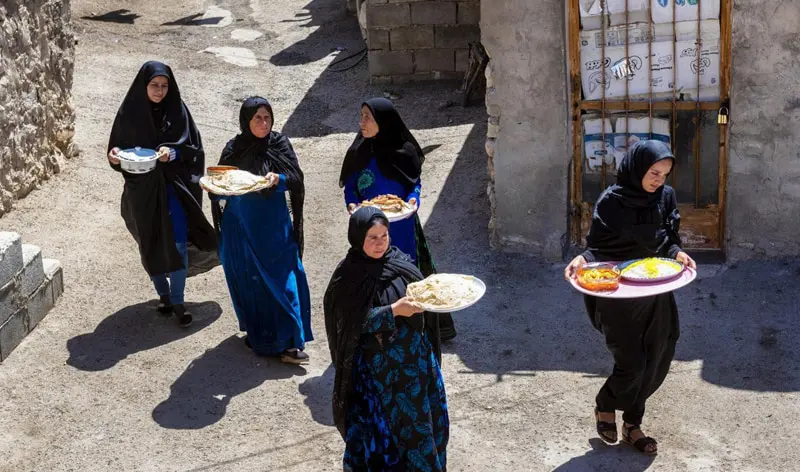 زنان زیلایی در حال توزیع نذری