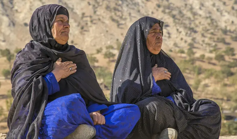 زنان زیلایی با لباس محلی و چادر مشکی