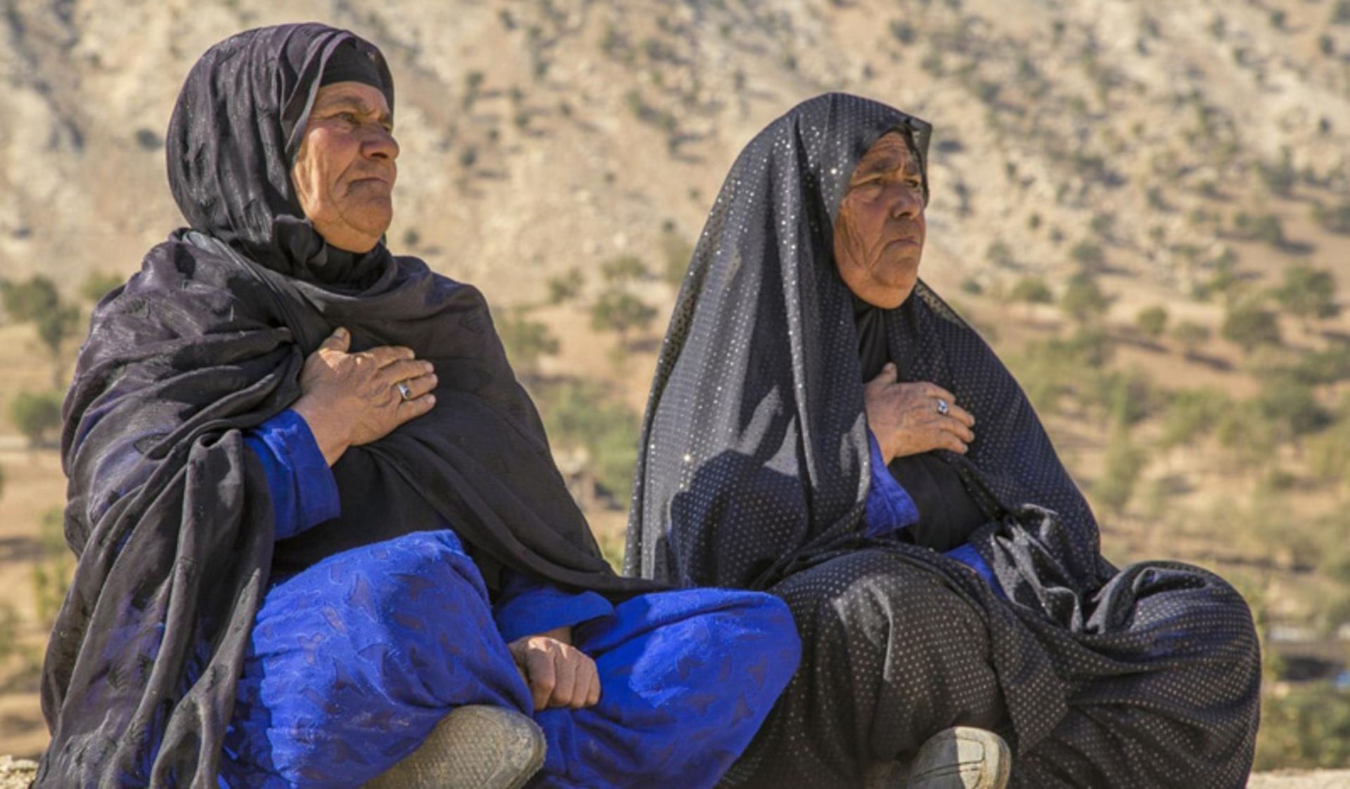 زنان زیلایی با لباس محلی و چادر مشکی