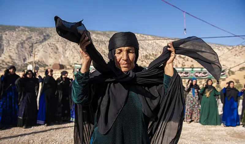 زن زیلایی با چادر مشکی در محرم