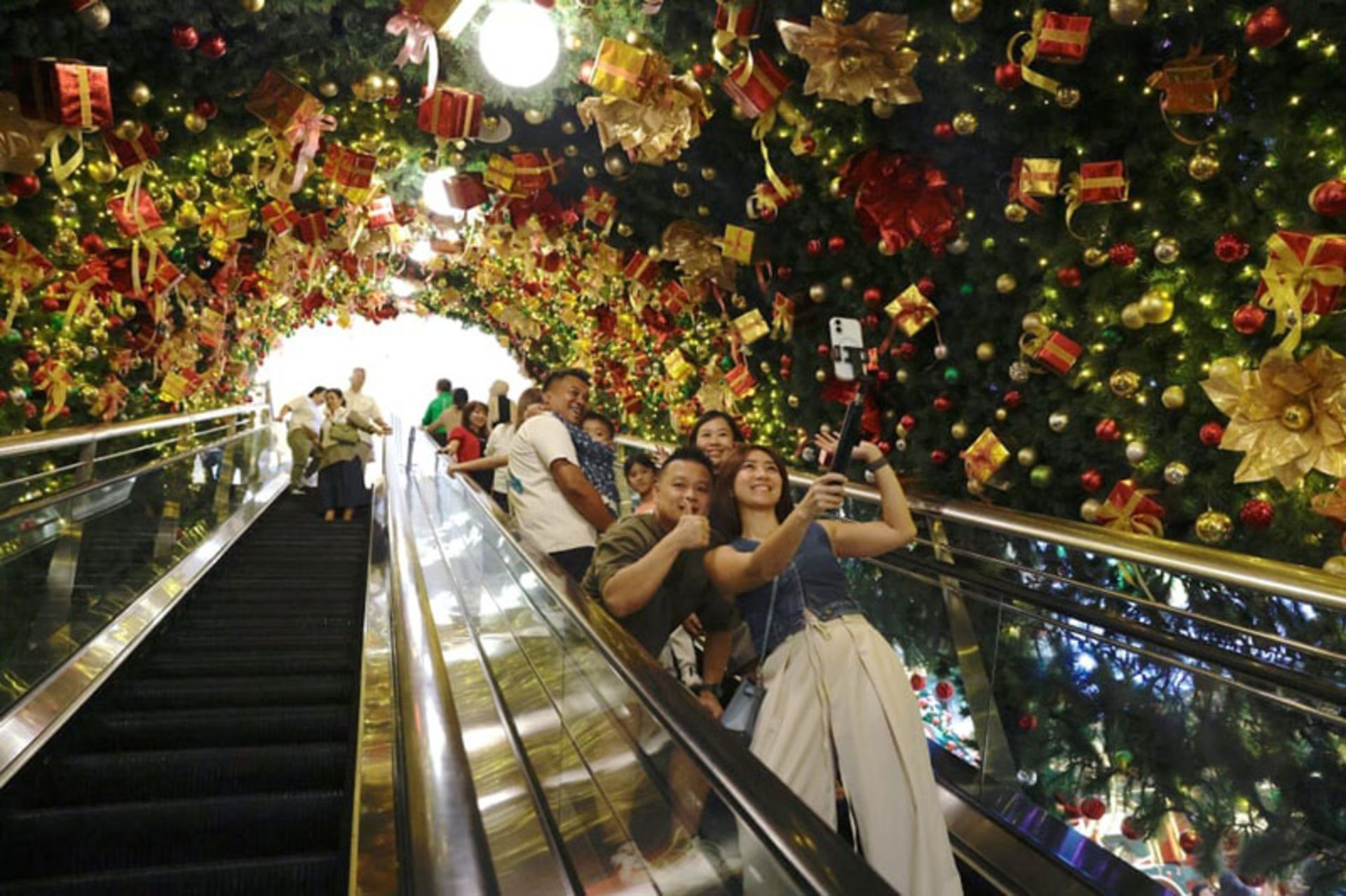 استقبال مردم جاکارتا از جشن‌های سال نو با عکاسی در مراکز خرید