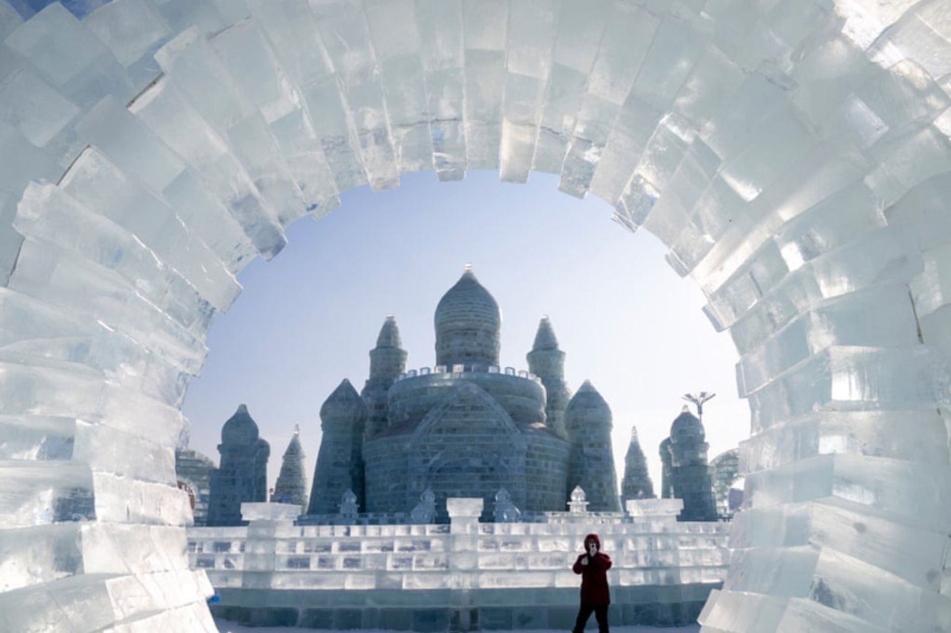 مجسمه‌های یخی غول‌پیکر و نورپردازی شده در بزرگترین پارک یخی جهان در چین