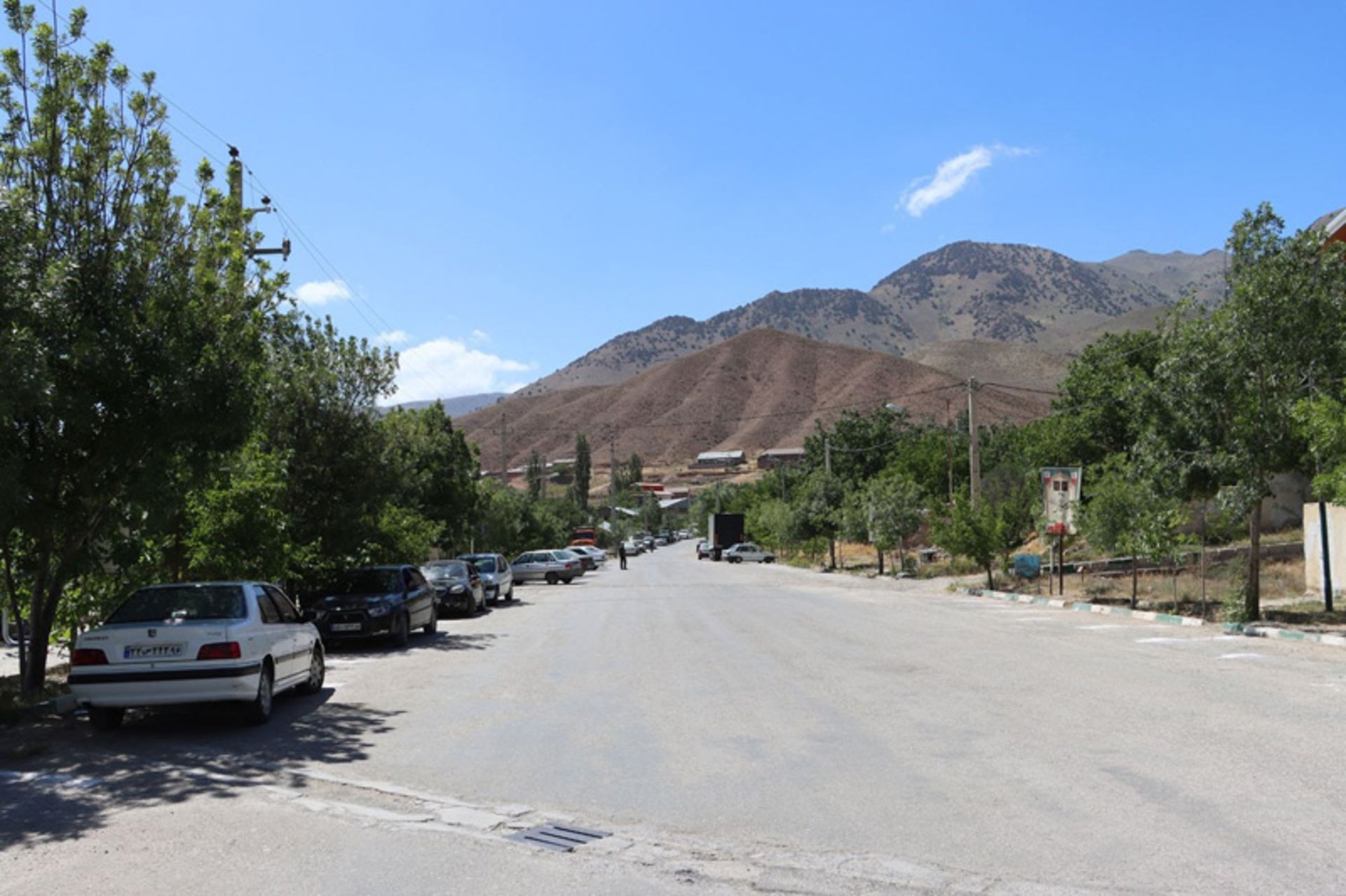 جاده آسفالته روستای چاشم با پس زمینه کوه