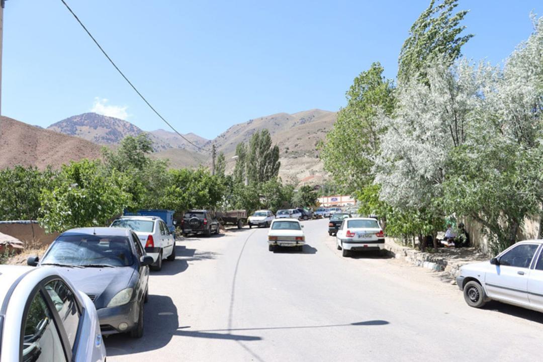تردد خودروها در خیابانی در روستای چاشم