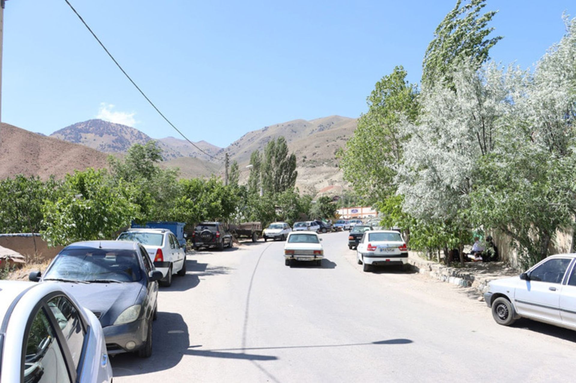تردد خودروها در خیابانی در روستای چاشم