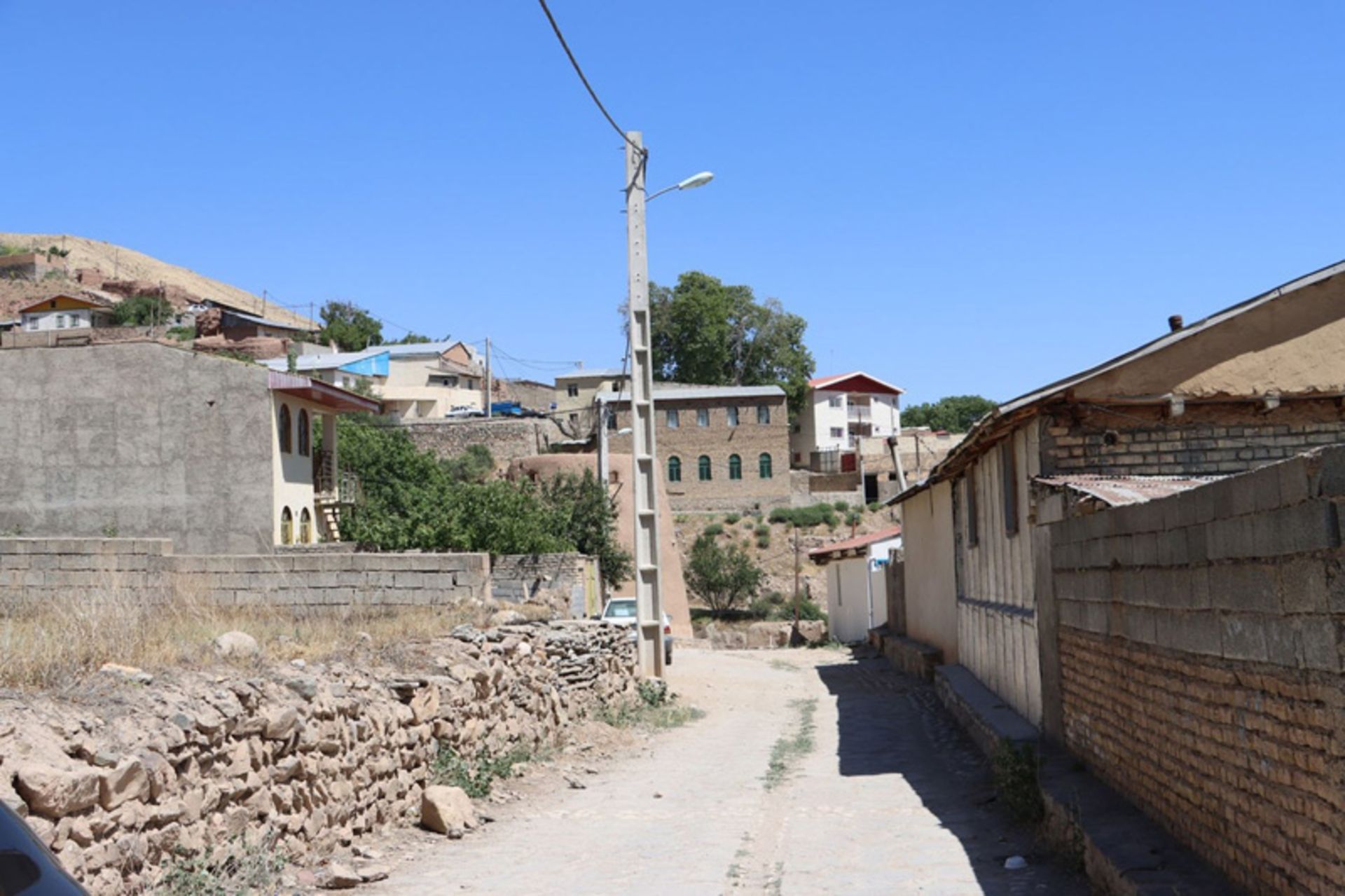 کوچه ای قدیمی و خاکی در روستای چاشم