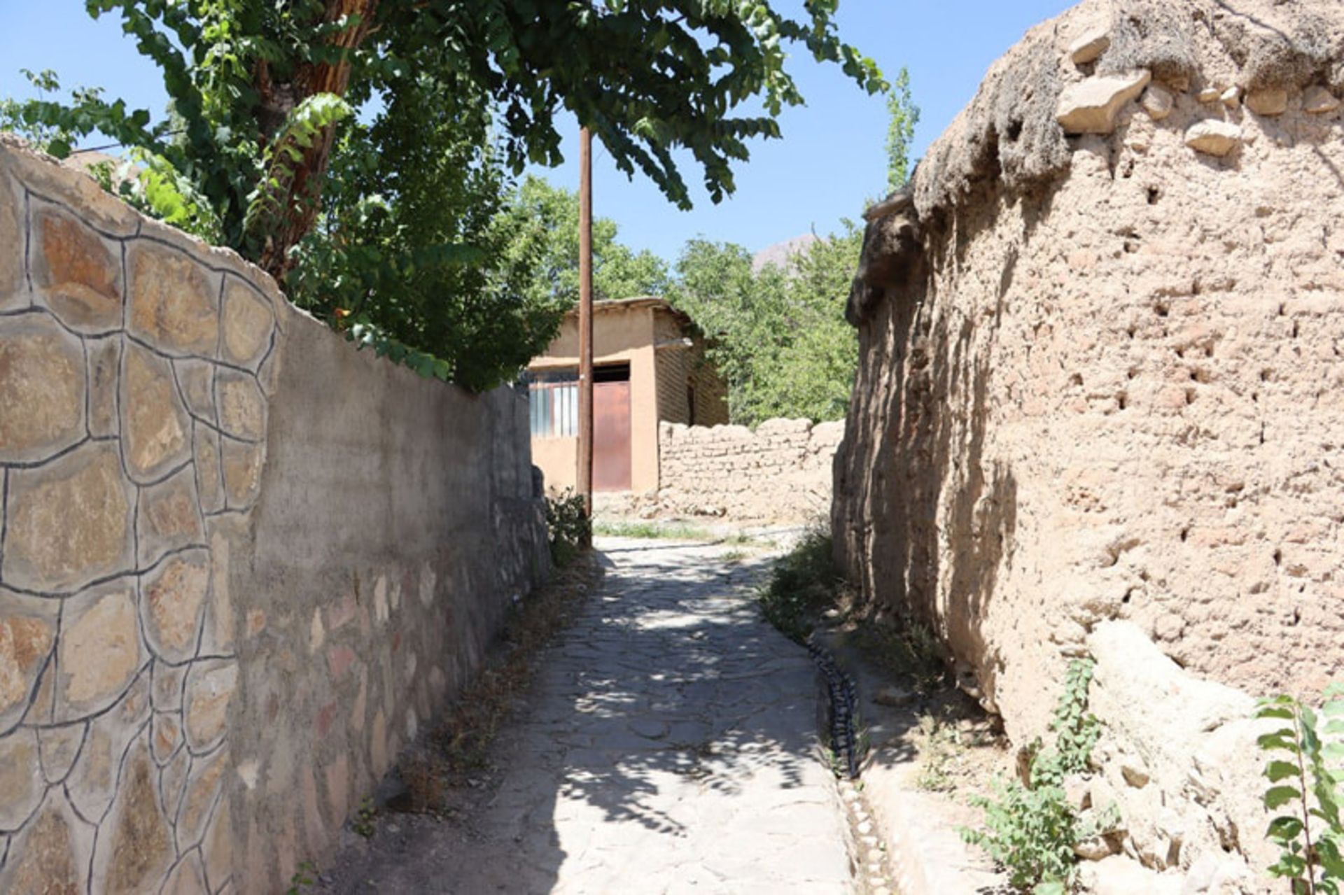کوچه باغی کاهگلی و سنگی در روستای چاشم