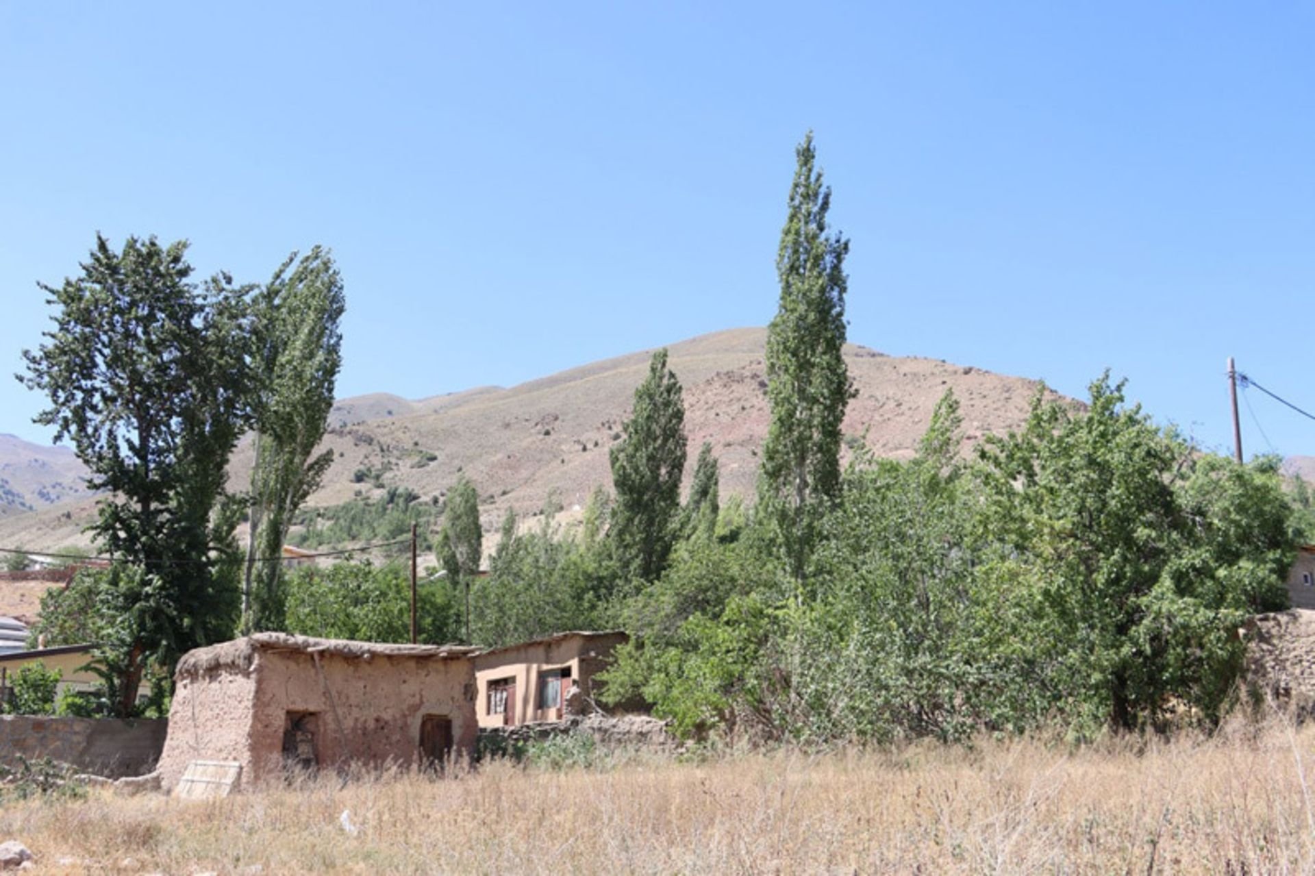 خانه های روستایی در میان طبیعت کوهستانی چاشم