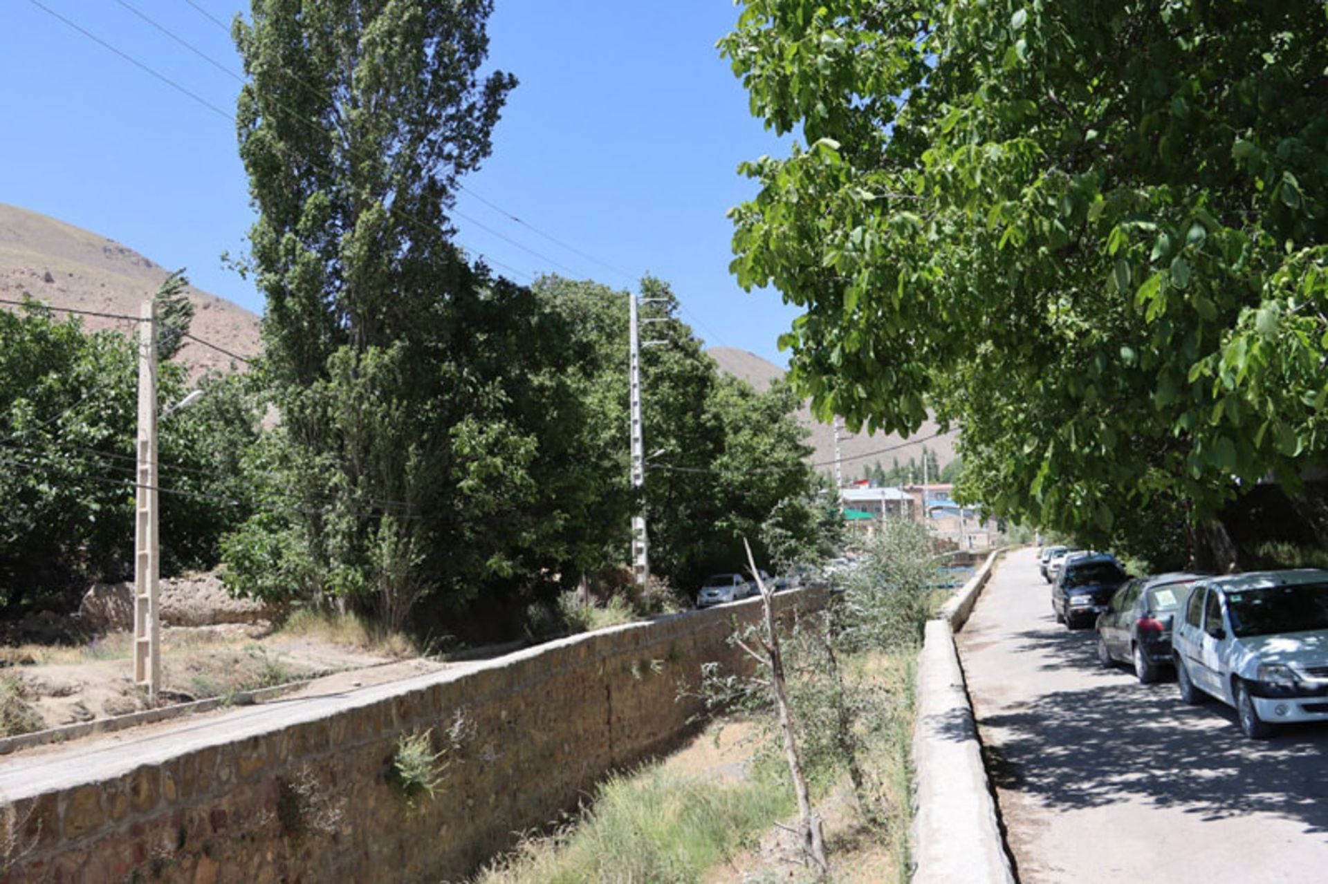 جوی آب خشک شده در منظره سرسبز روستای چاشم