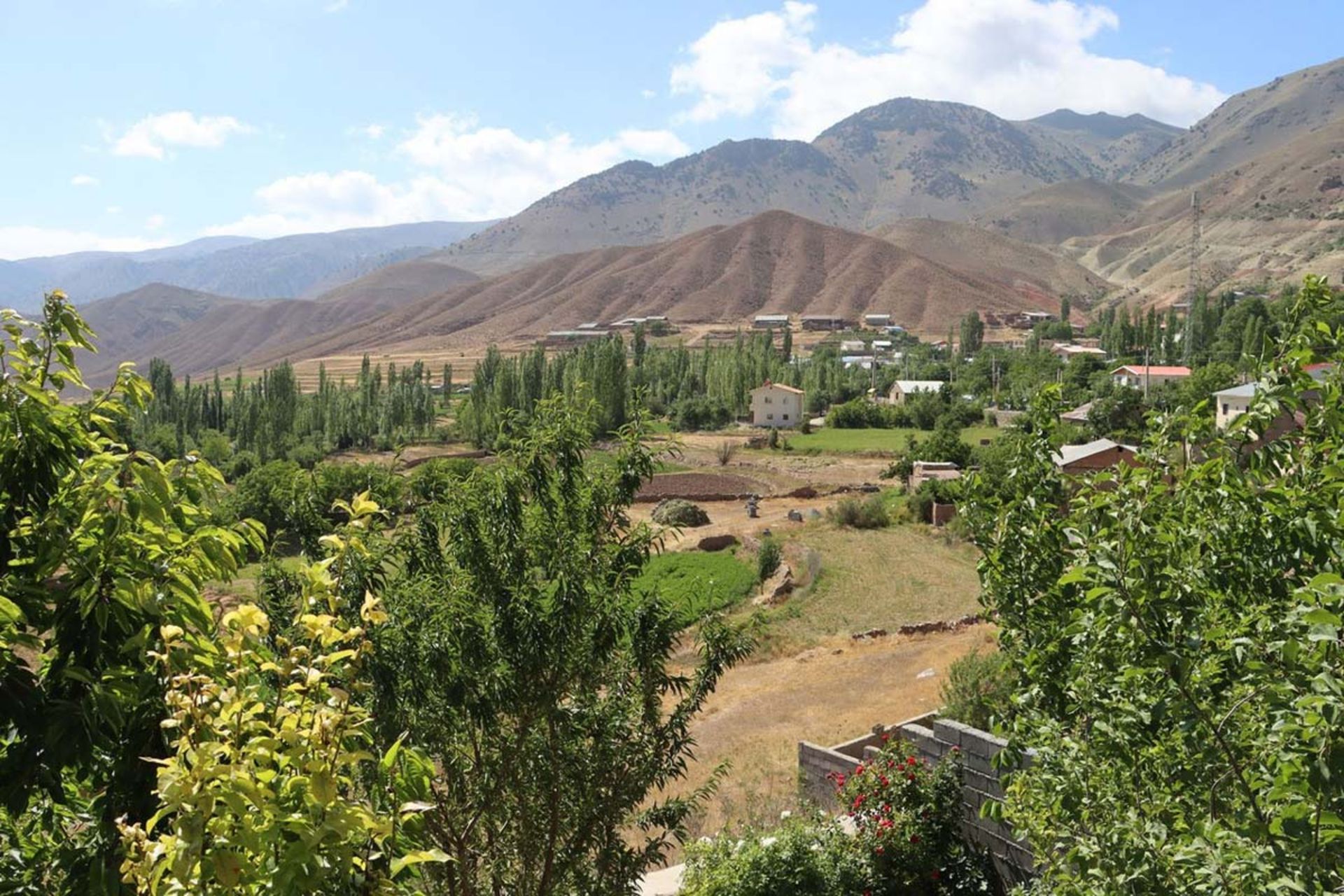 منظره کوهستانی روستای چاشم در شهمیرزاد