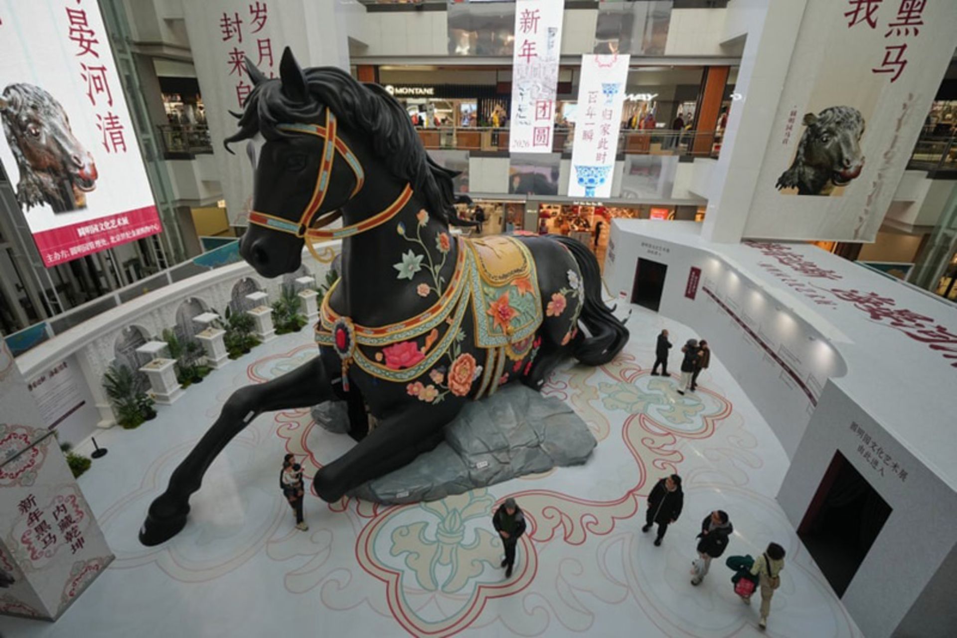 نمایشگاه نمادین کاخ تابستانی در یک مرکز خرید به مناسبت سال اسب در پکن، چین