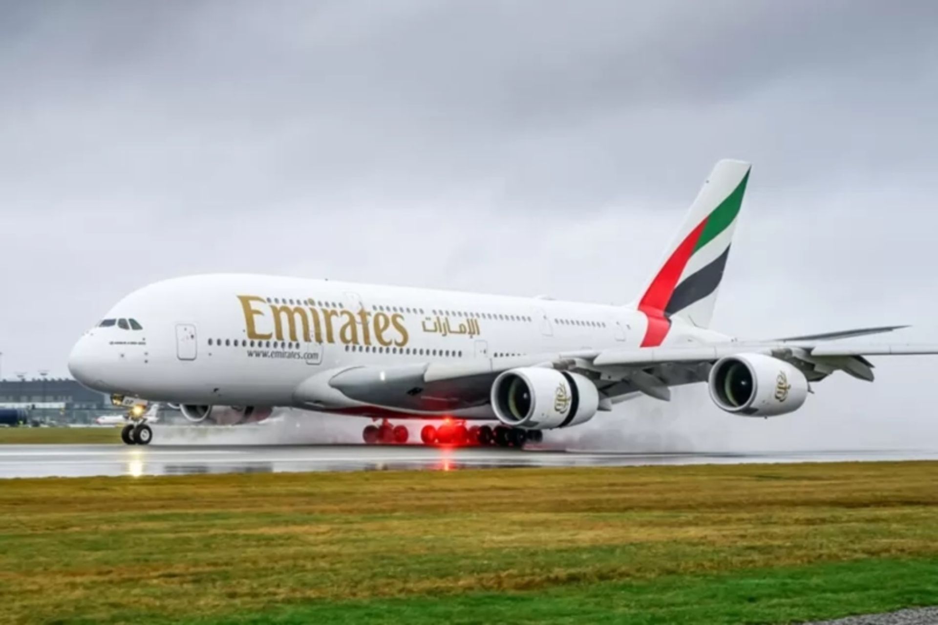 ایرباس غول‌پیکر A380 امارات هنگام فرود