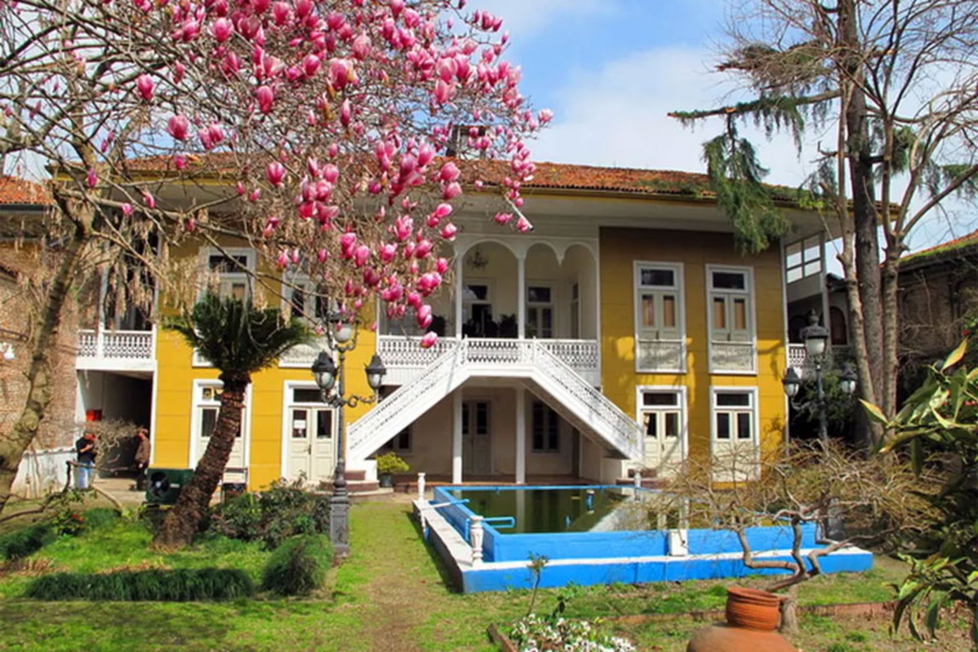 نمایی از بنای موزه مشروطه رشت 