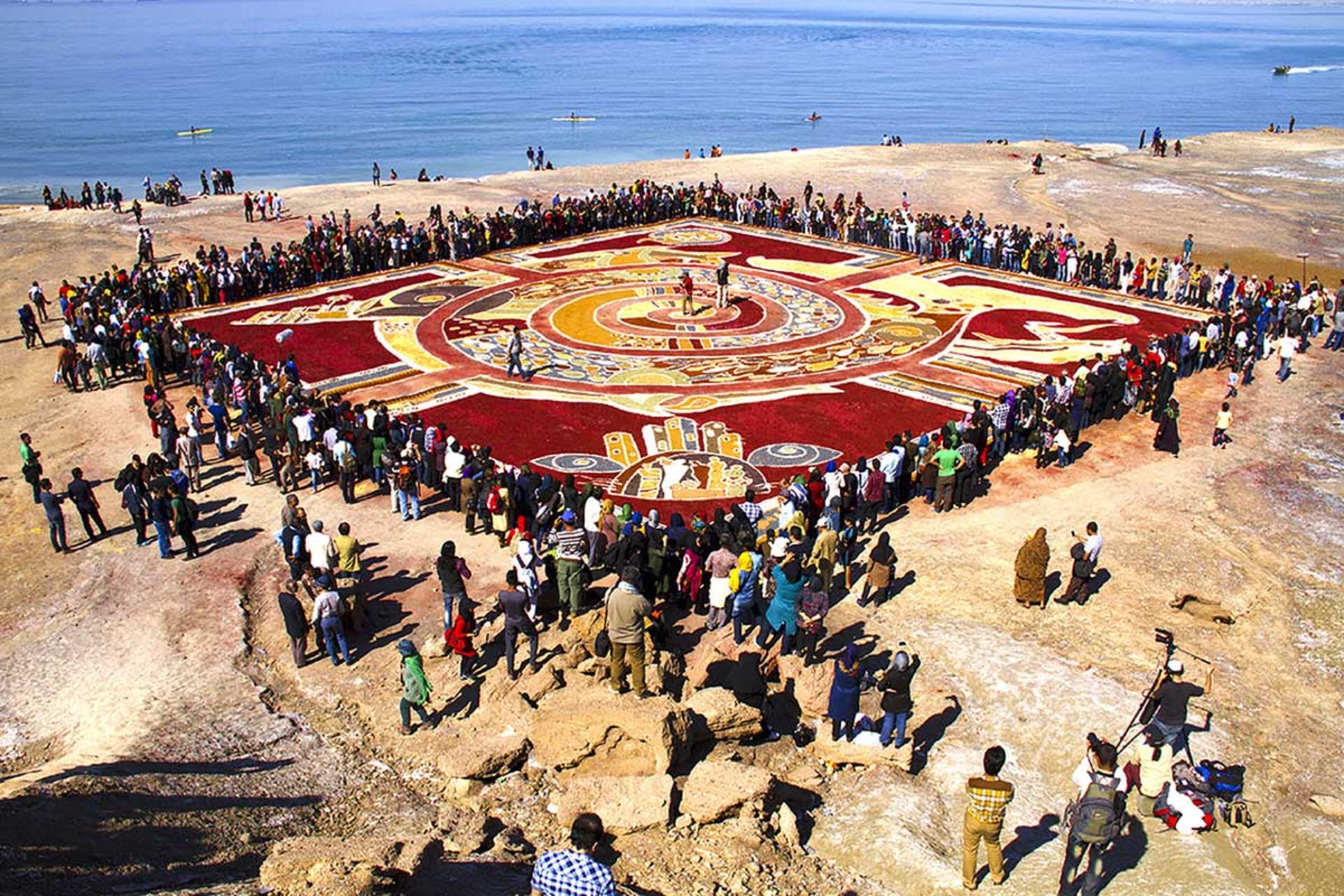 گردشگران در اطراف فرش خاکی هرمز