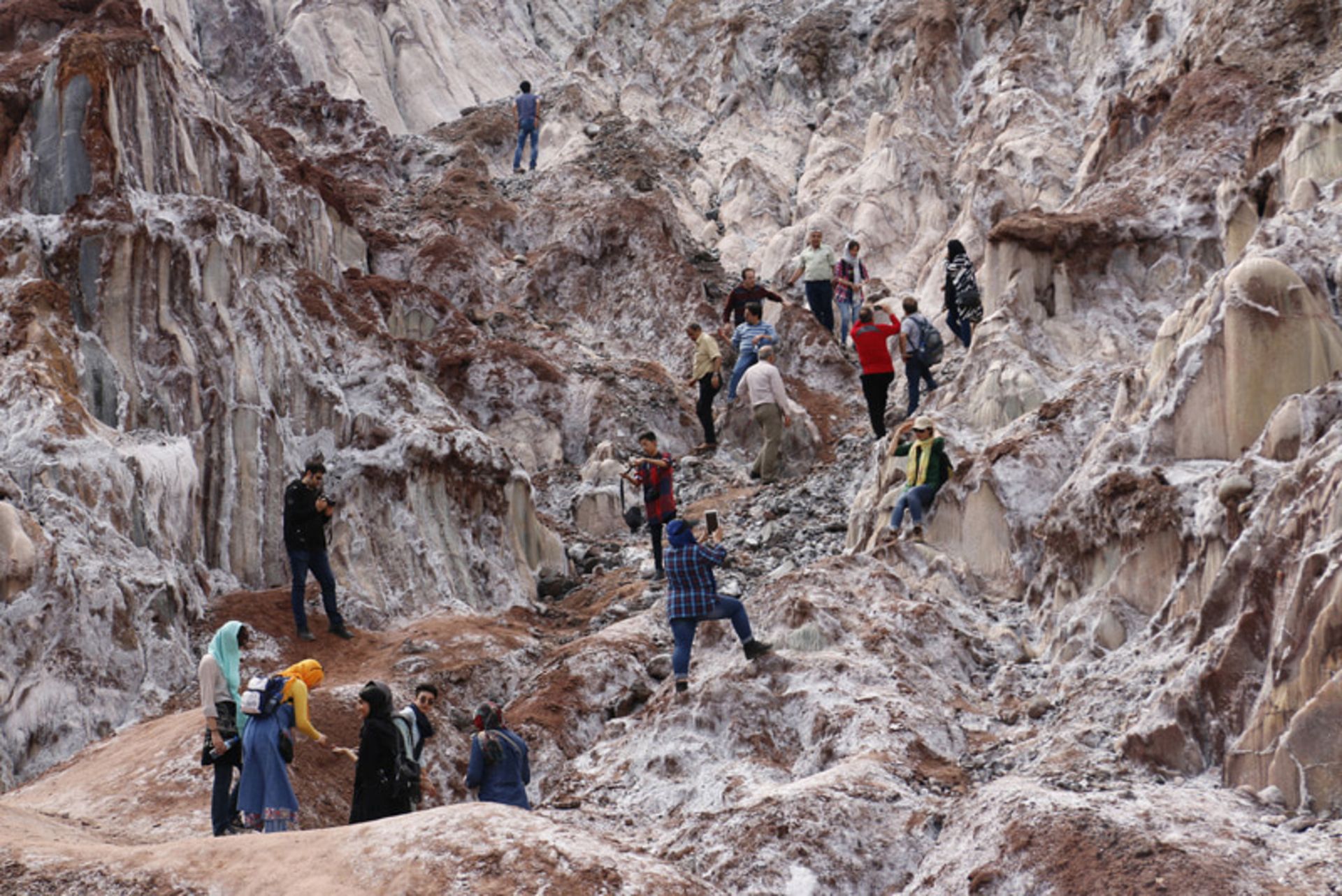 گردشگران در تپه های نمکی هرمز