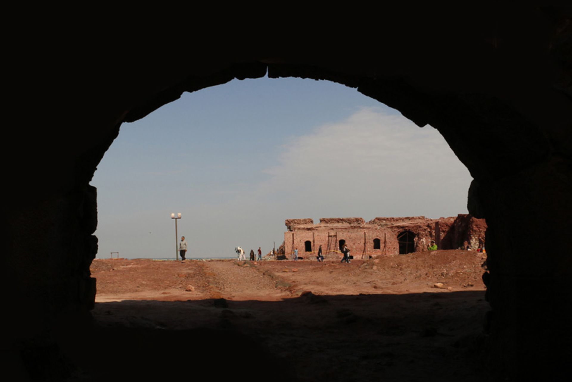 نمای قلعه پرتغالی های جزیره هرمز از میان طاق تاریک