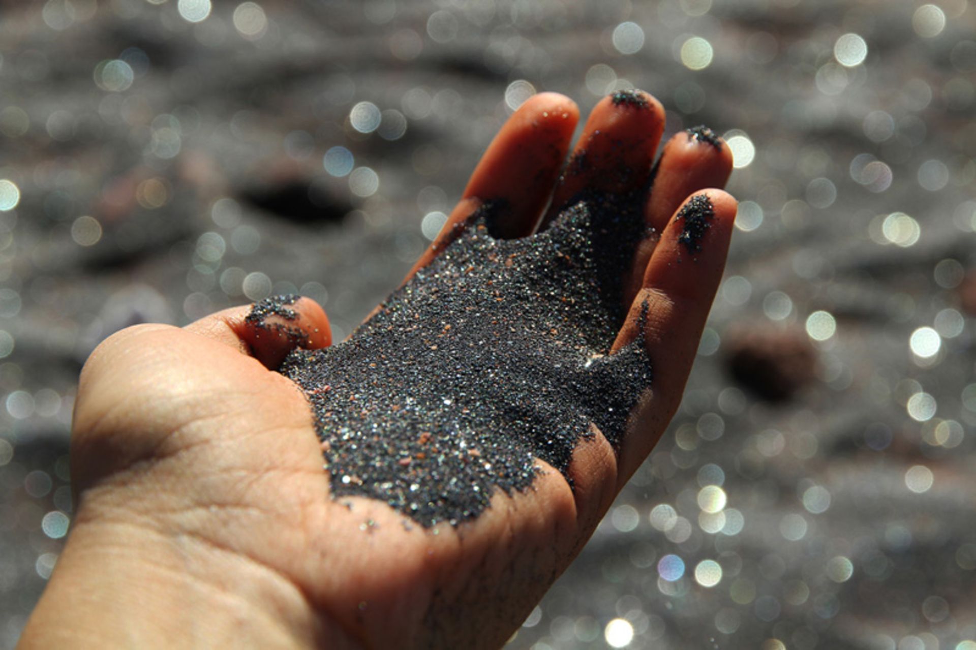 خاک جزیره هرمز در دست