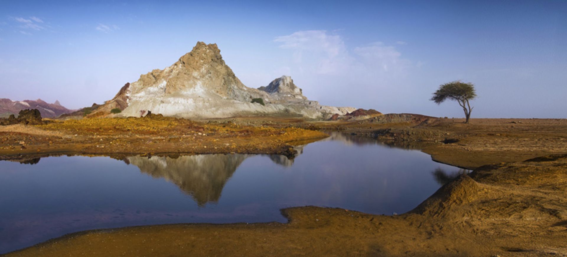 تپه و آبگیر آرام جزیره هرمز