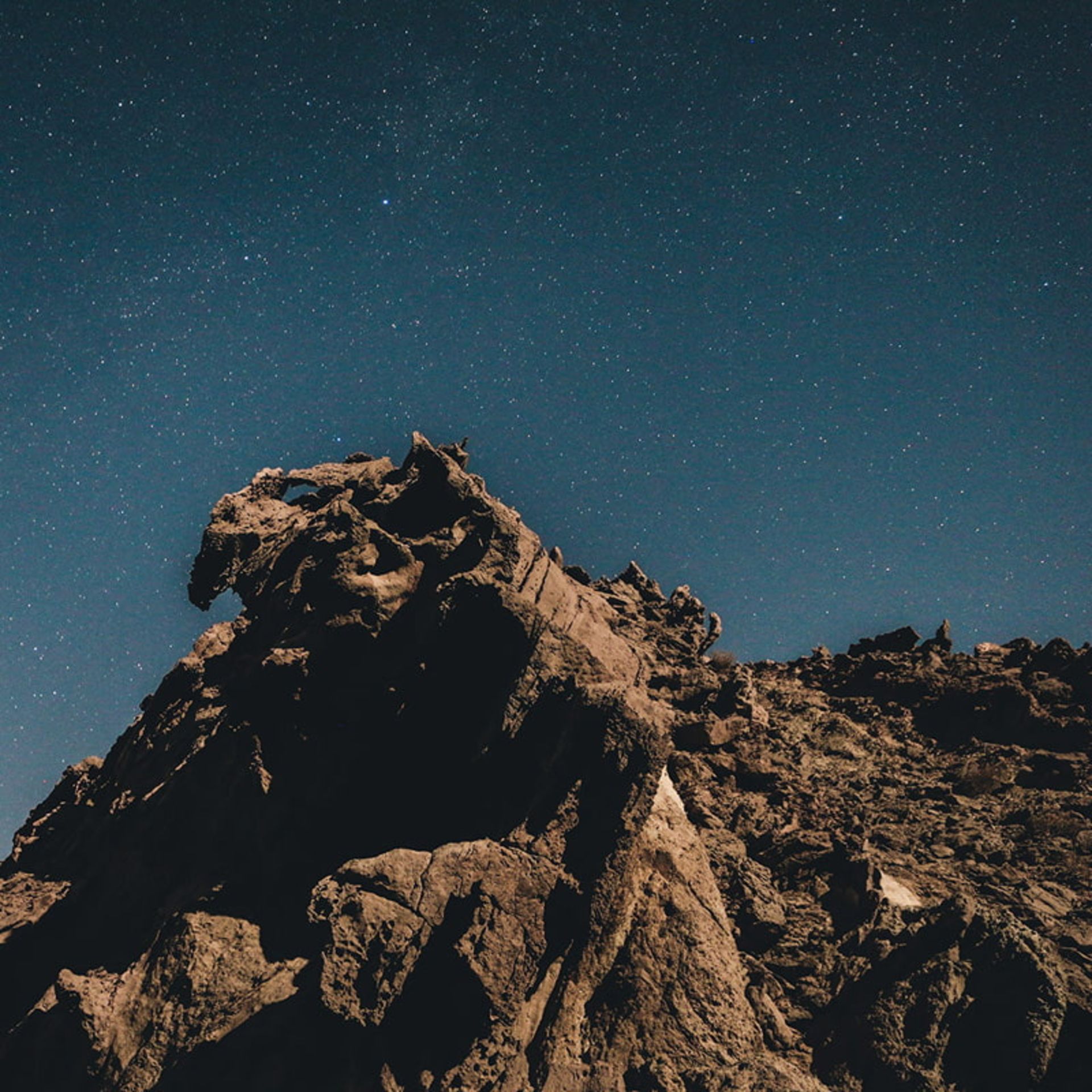 صخره‌های سنگی و خشن در شب جزیره هرمز