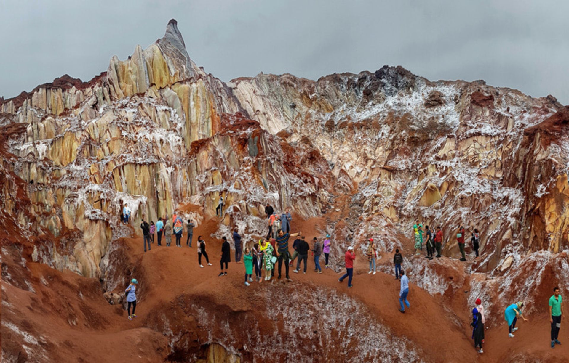 گردشگران در کوه نمکی با صخره‌های چند رنگ در جزیره هرمز