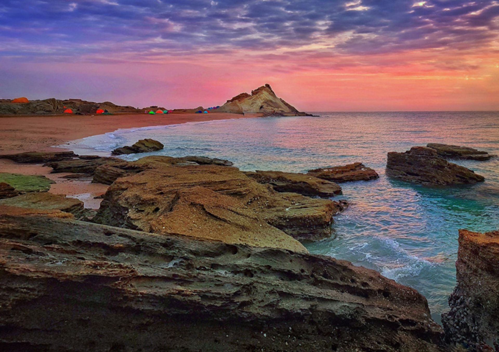  ساحل صخره‌ای در جزیره هرمز هنگام غروب آفتاب