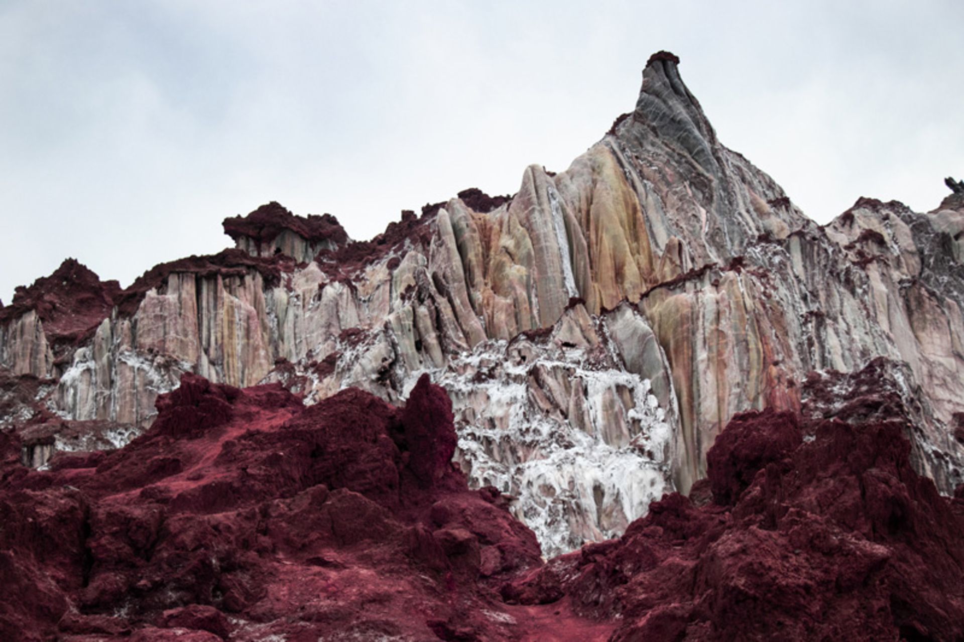 خاک‌های سرخ و کوه‌های نمکی در جزیره هرمز