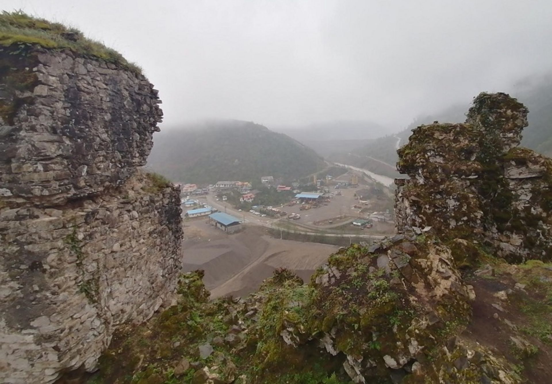 بقایای قلعه گردن در مه