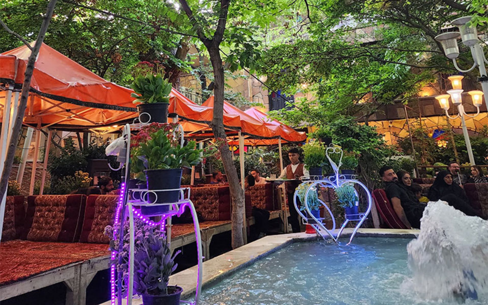 تخت های حیاط باغچه خانوادگی آبشار فرحزاد