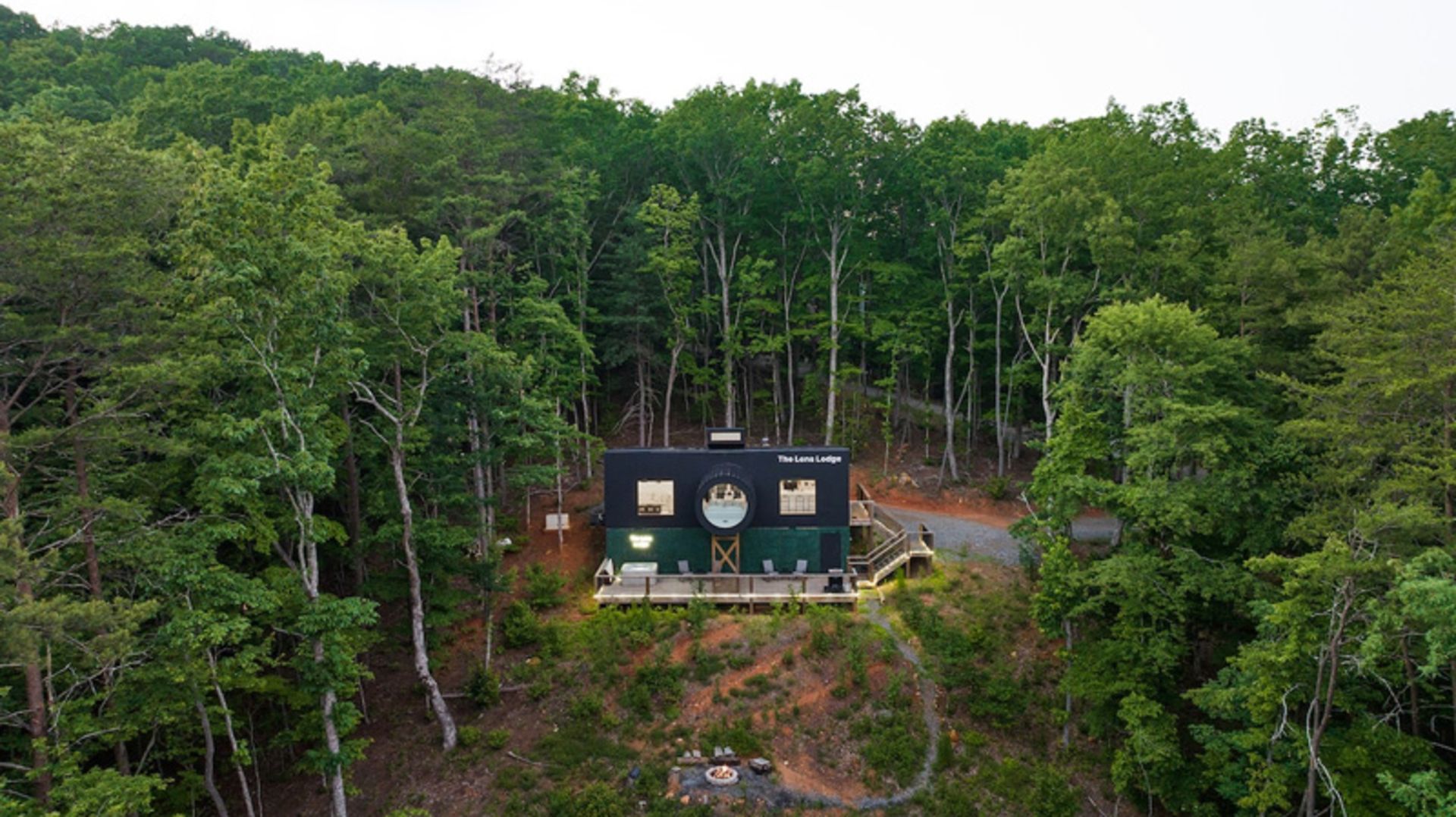 دورنمای کلبه دوربینی در جنگل