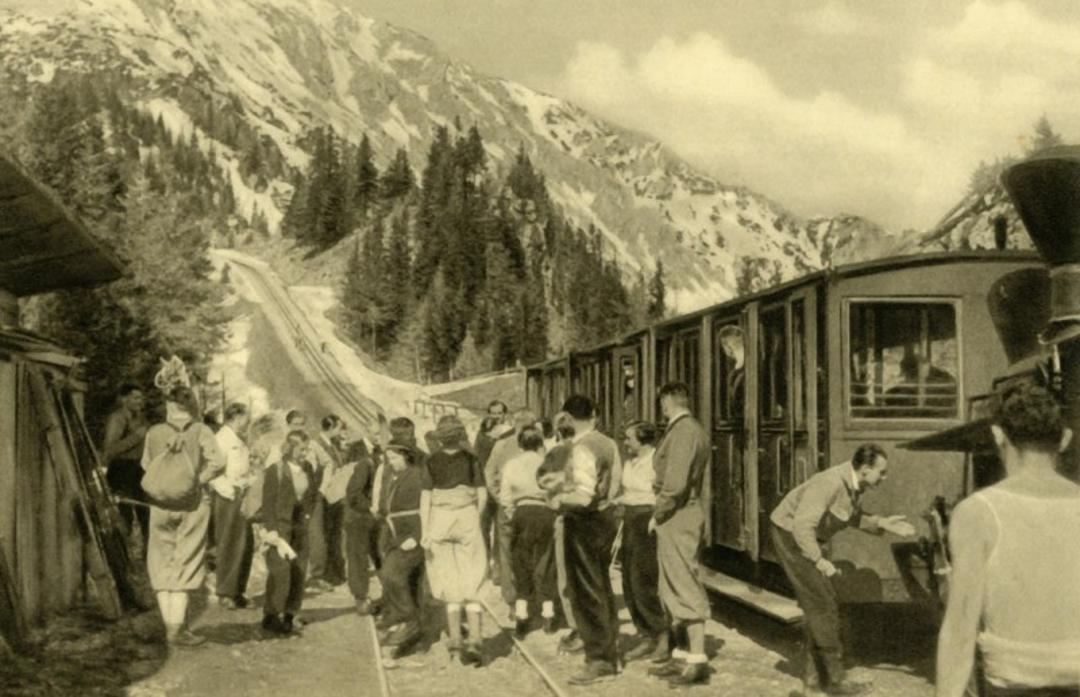 قطار قدیمی در دامنه کوه