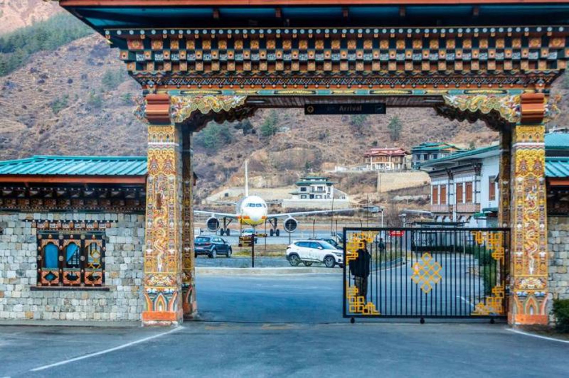 هواپیما در باند فرودگاه بین‌ المللی پارو بوتان