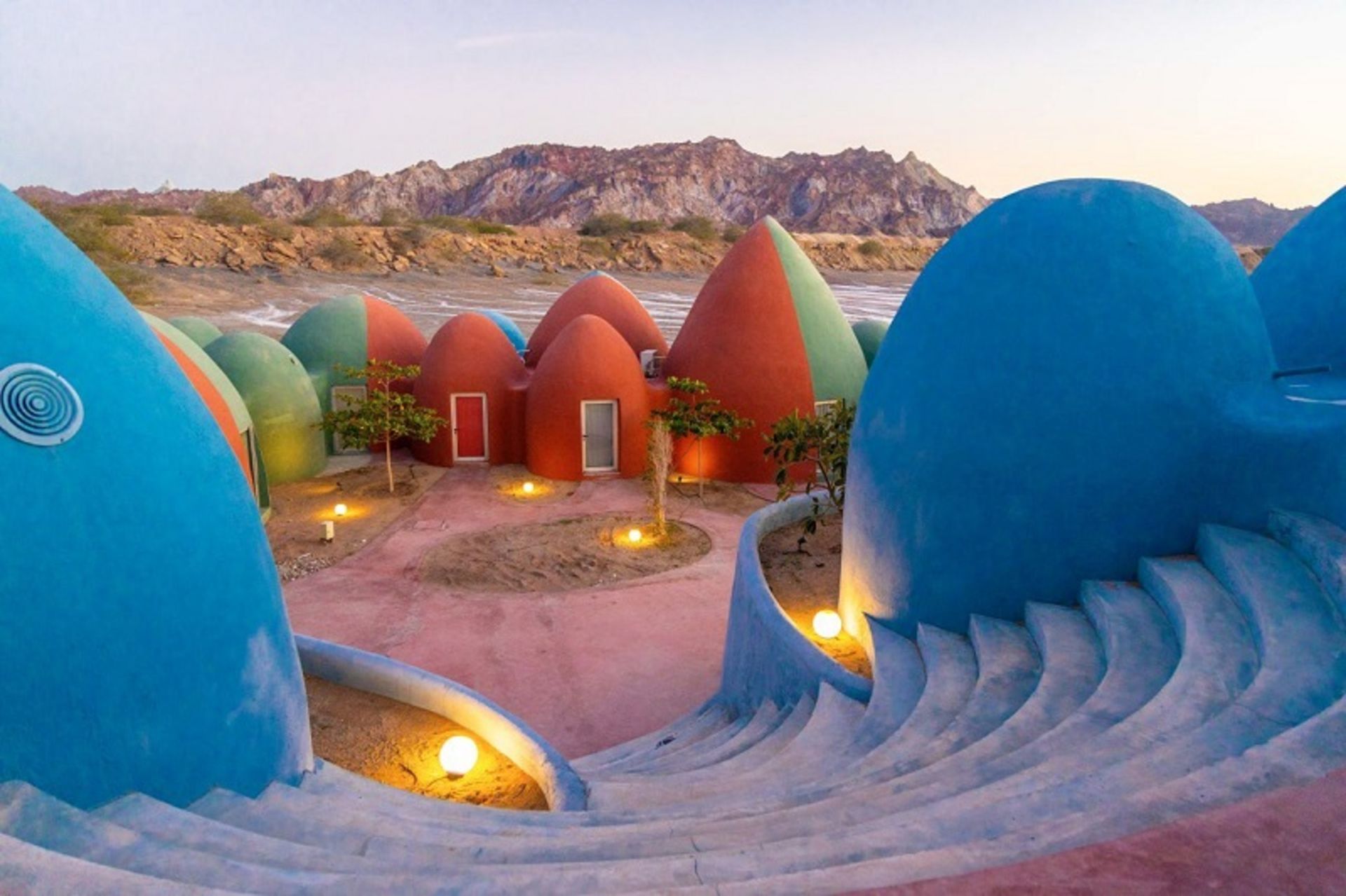 کلبه های رنگی اقامتگاه بومگردی ماجرا در جزیره هرمز