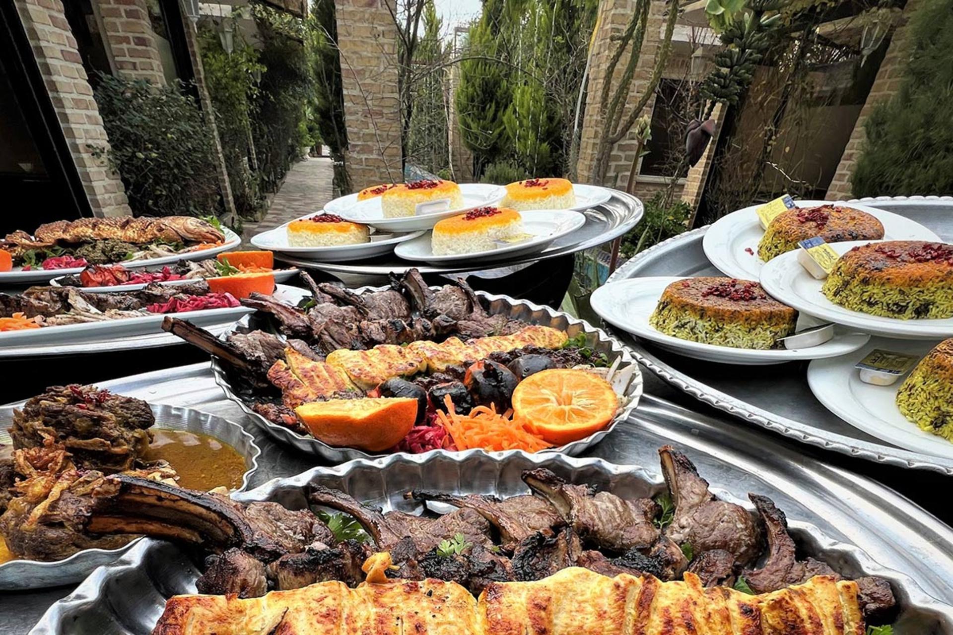 سینی های غذا در رستوران سنتی شو بابلسر