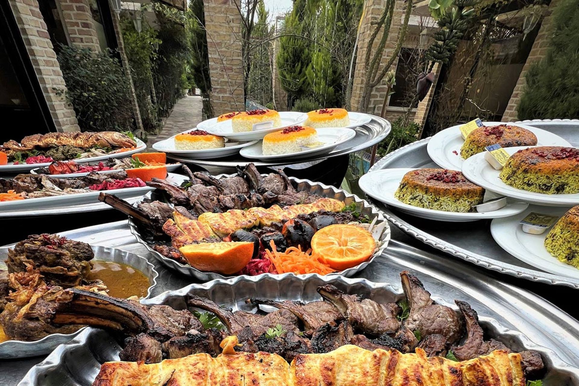 سینی های غذا در رستوران سنتی شو بابلسر