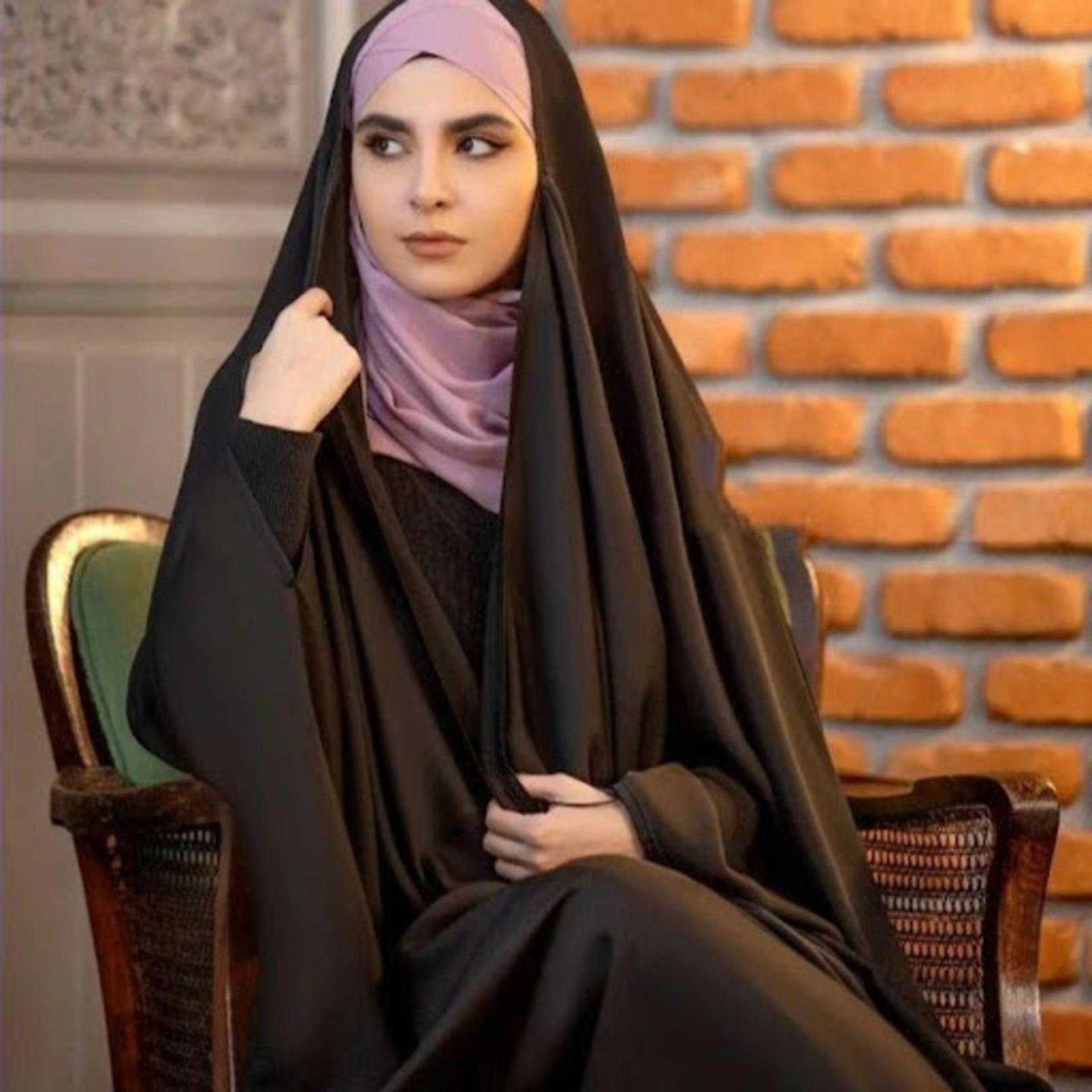 چادر مشکی با روسری بنفش رنگ