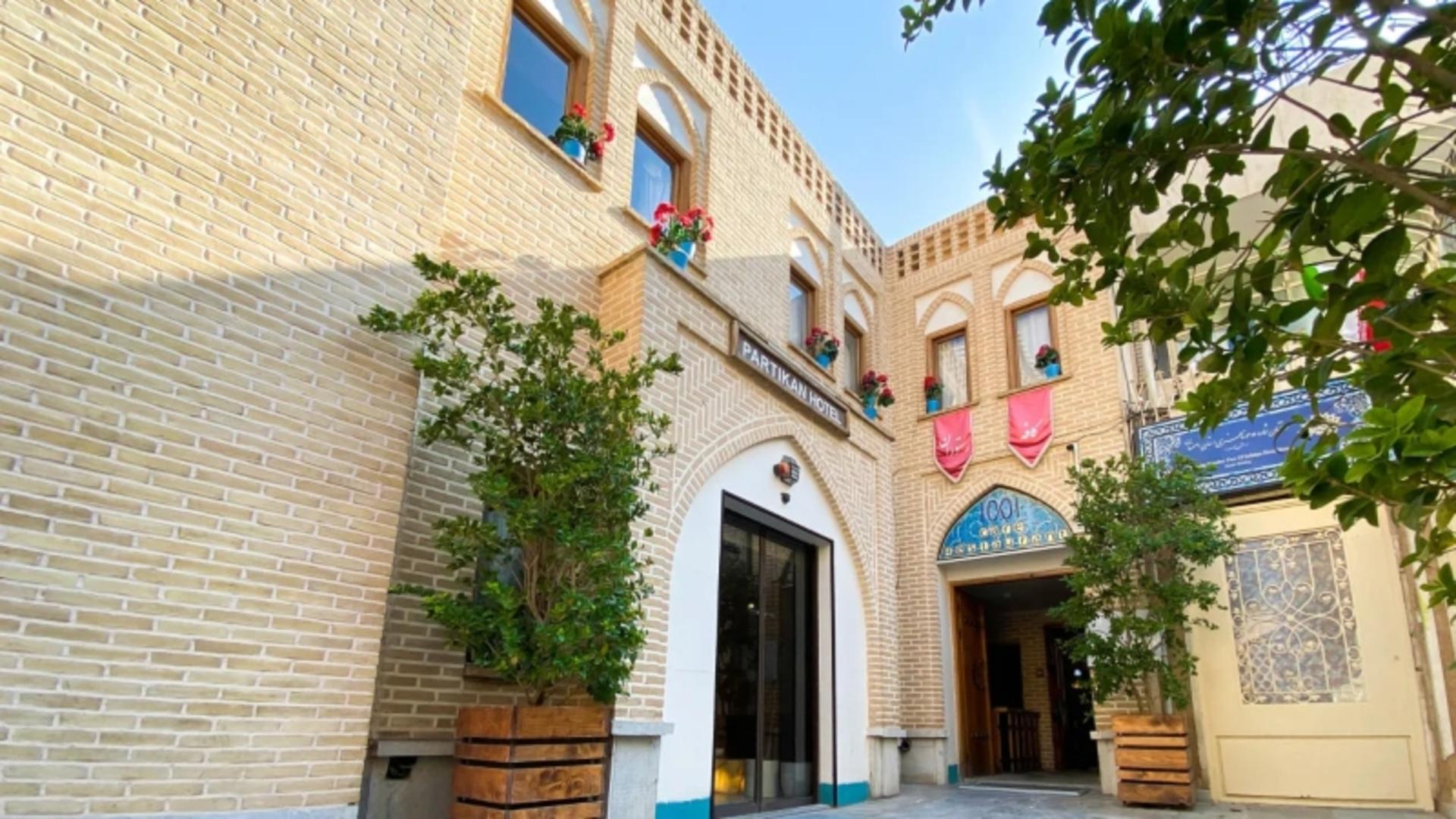 ورودی هتل پارتیکان اصفهان