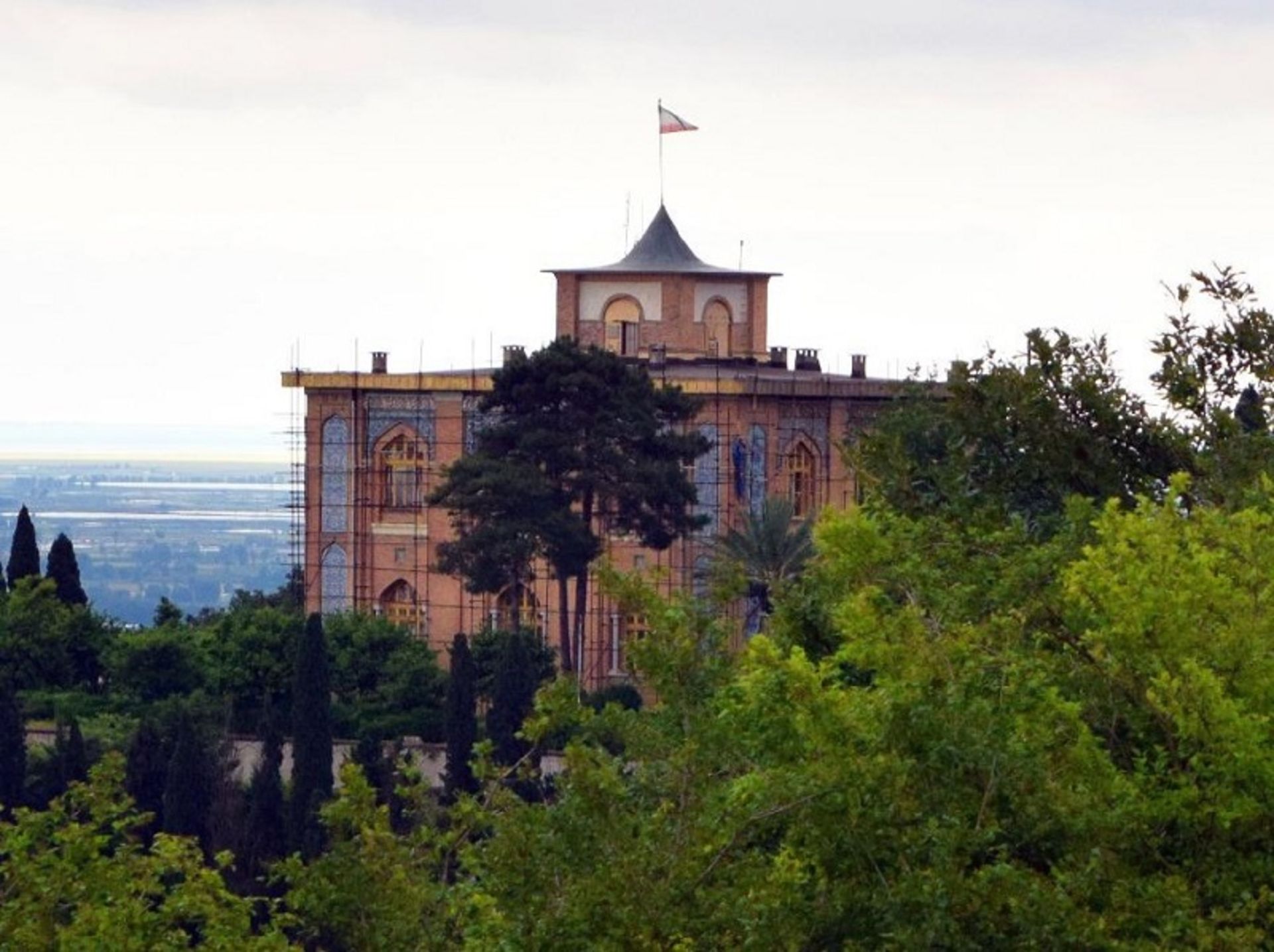 کاخ صفی آباد بهشهر در میان درختان جنگل